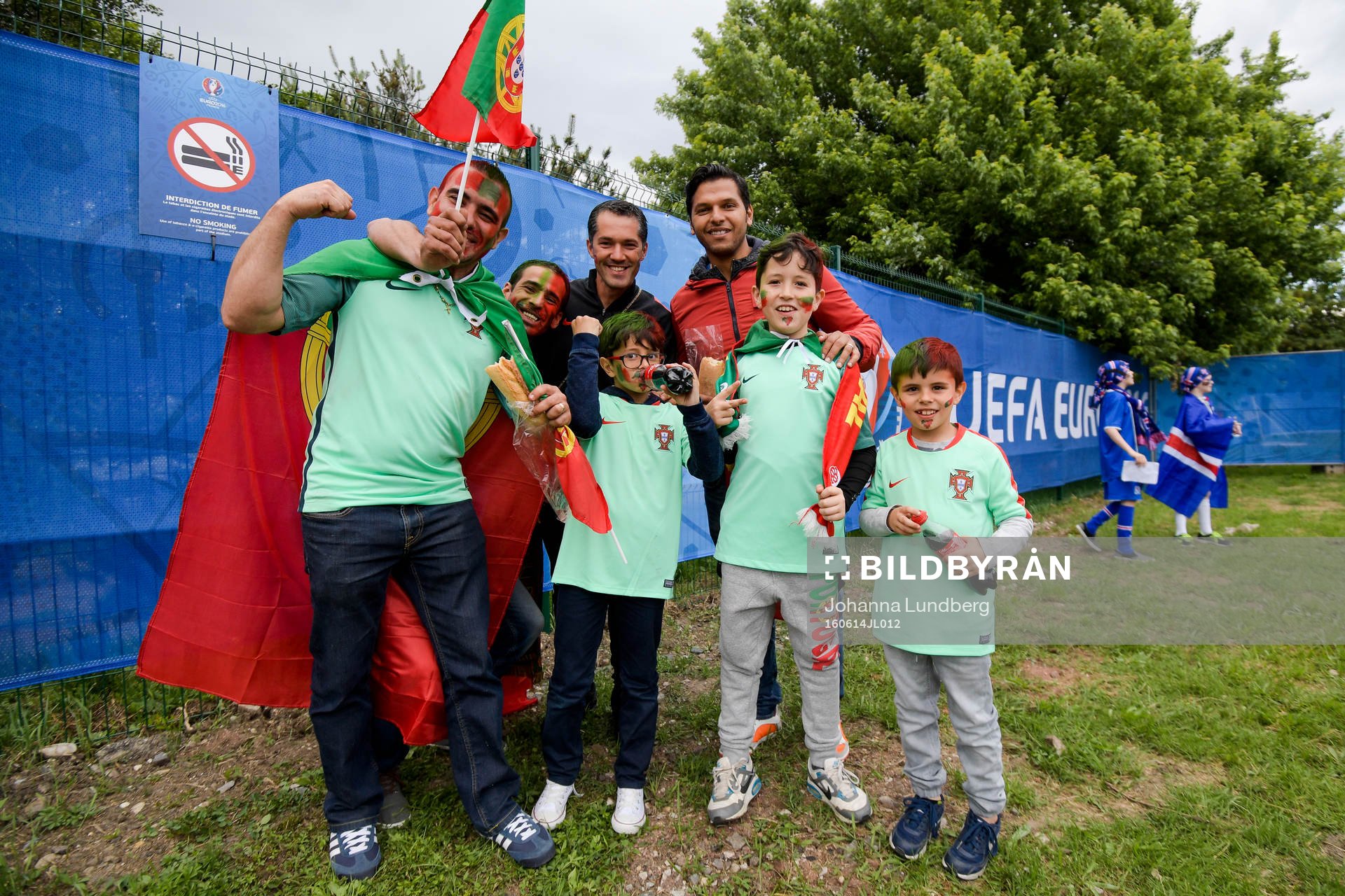 Portugisiska supportrar före fotbollsmatchen mellan