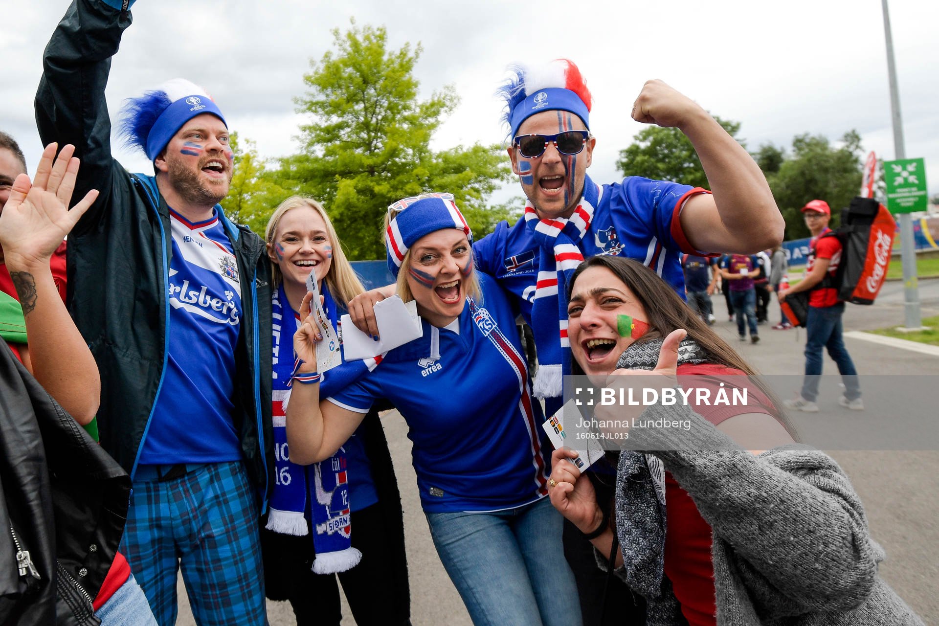 Portugisiska och Isländska supportrar före