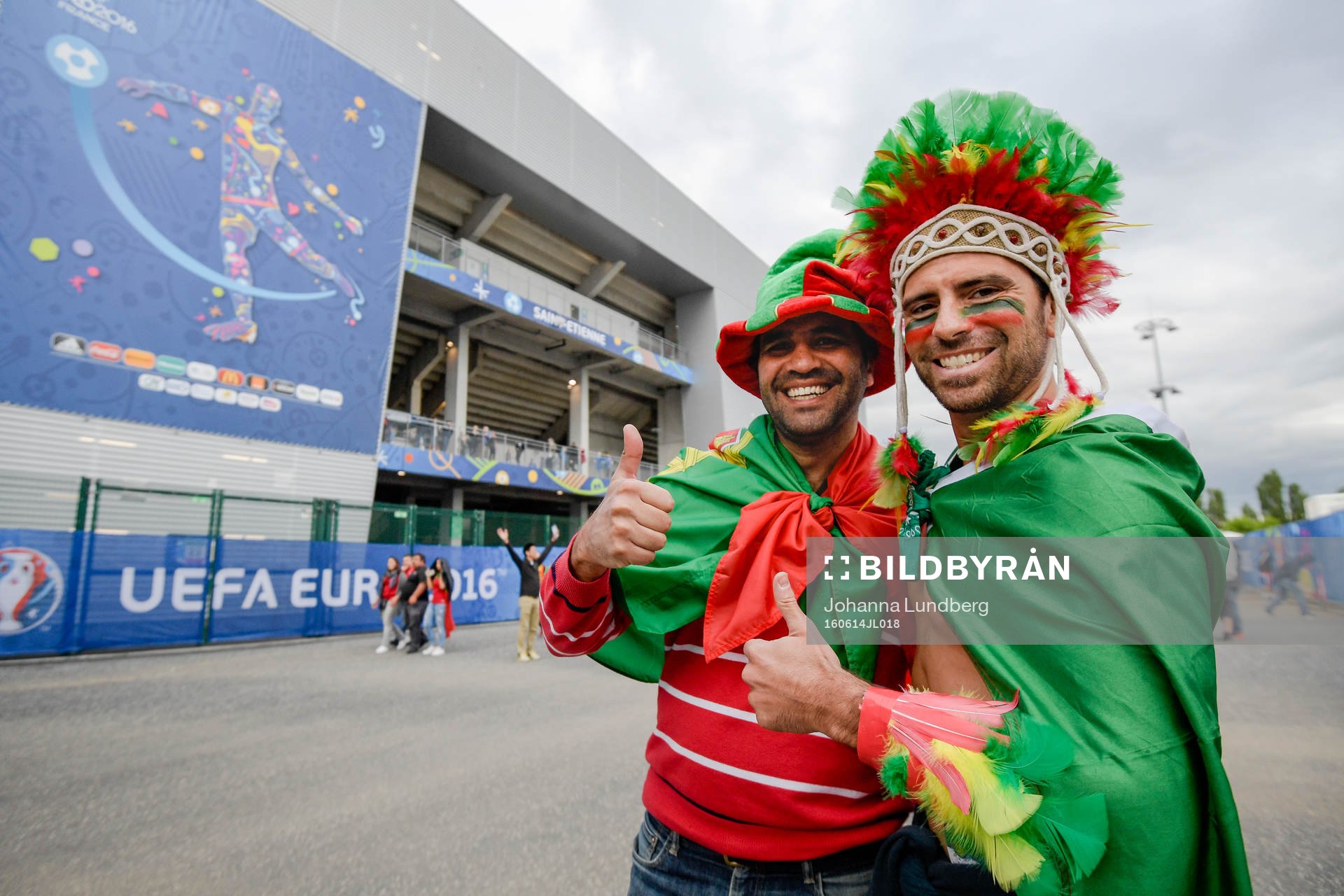 Portugisiska supportrar utanför Stade Geoffroy Guichard
