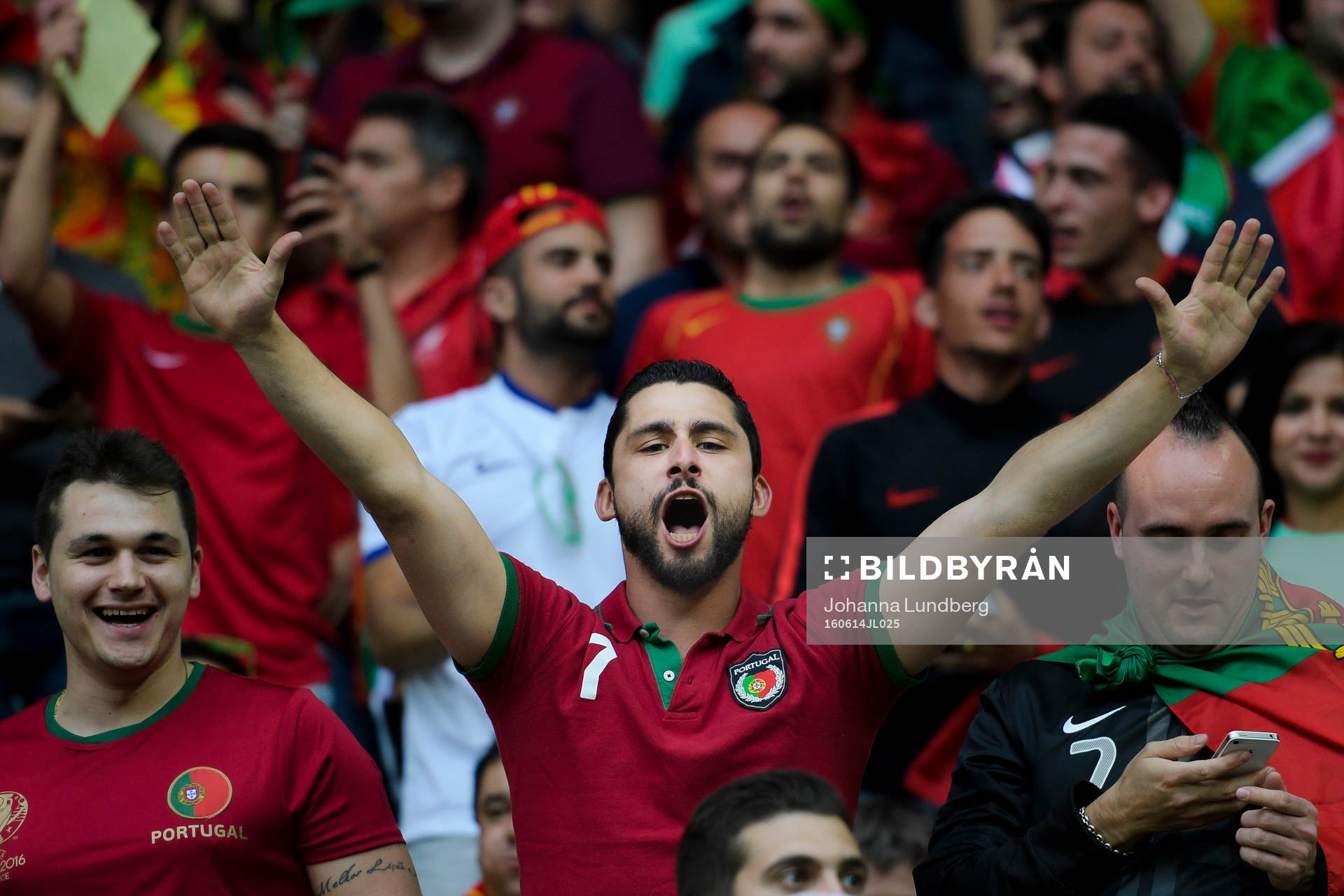 Portugisiska supportrar på läktaren före fotbollsmatchen