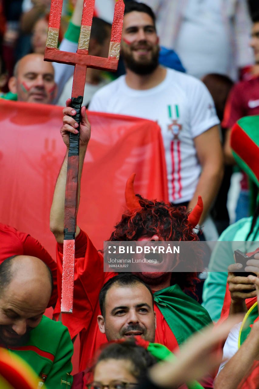 Portugisiska supportrar på läktaren före fotbollsmatchen