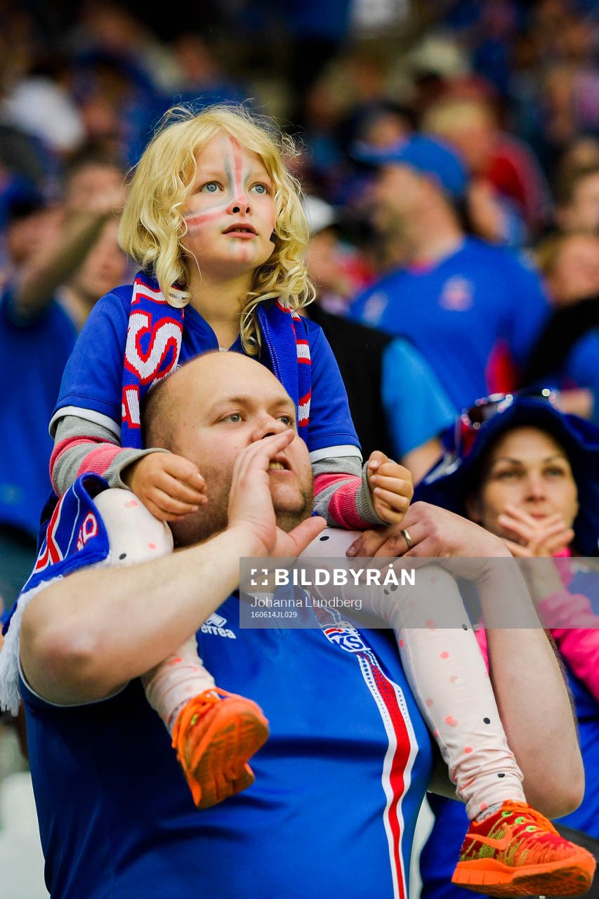 Isländska supportrar på läktaren före fotbollsmatchen