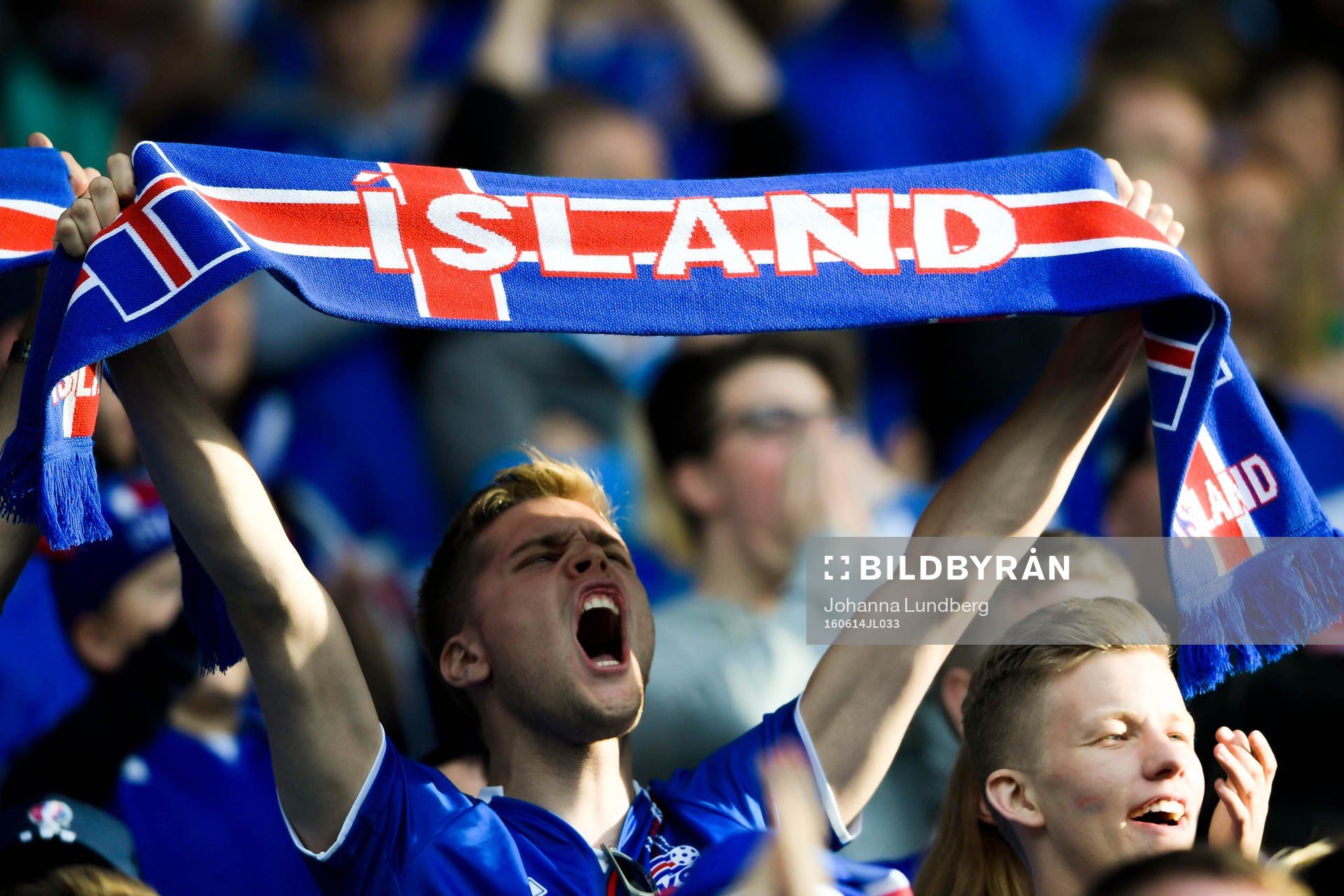 Isländsk supporter med halsduk före fotbollsmatchen