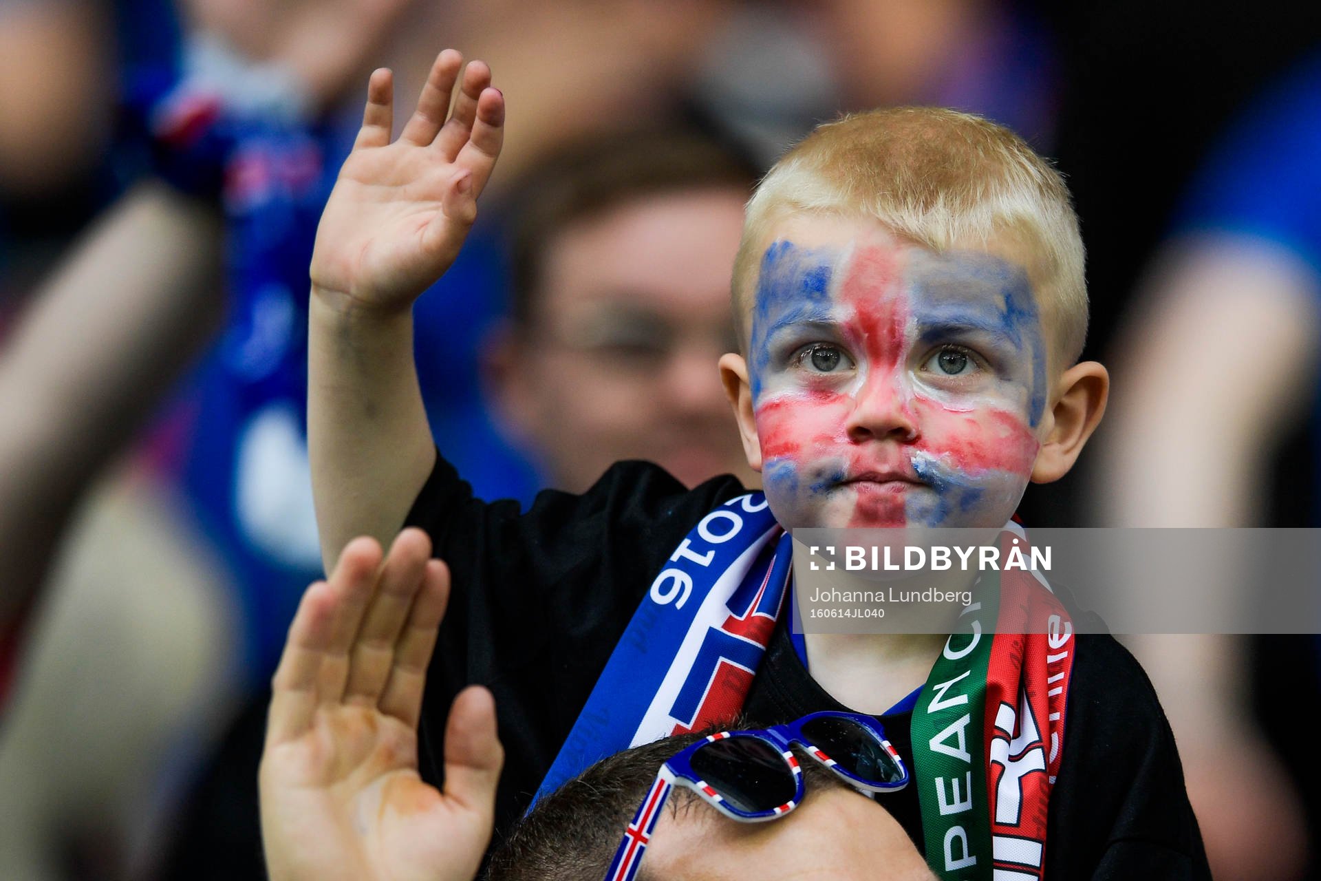 Ung isländsk supporter på läktaren före fotbollsmatchen