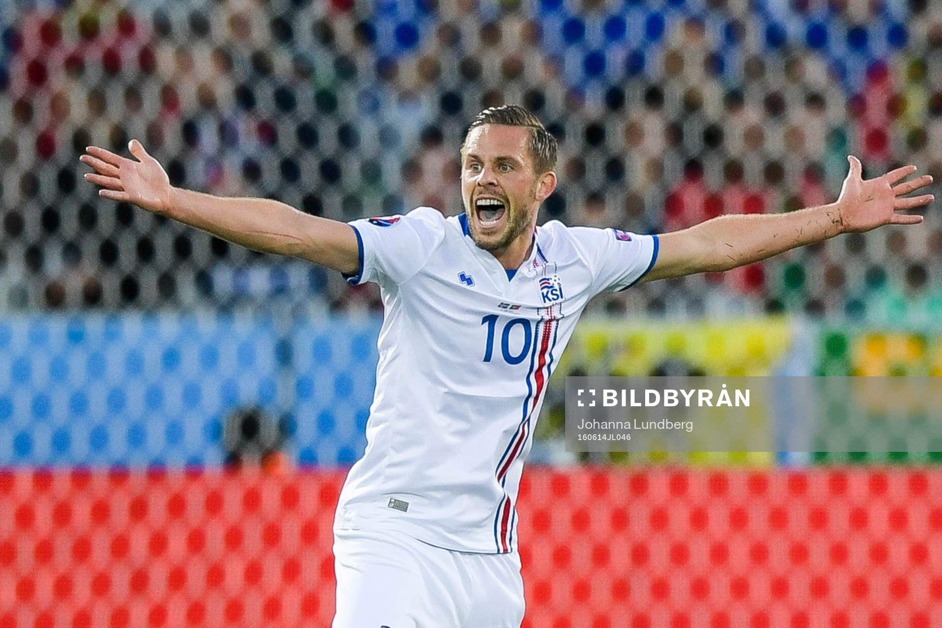 Islands Gylfi Sigurdsson reagerar mot domaren