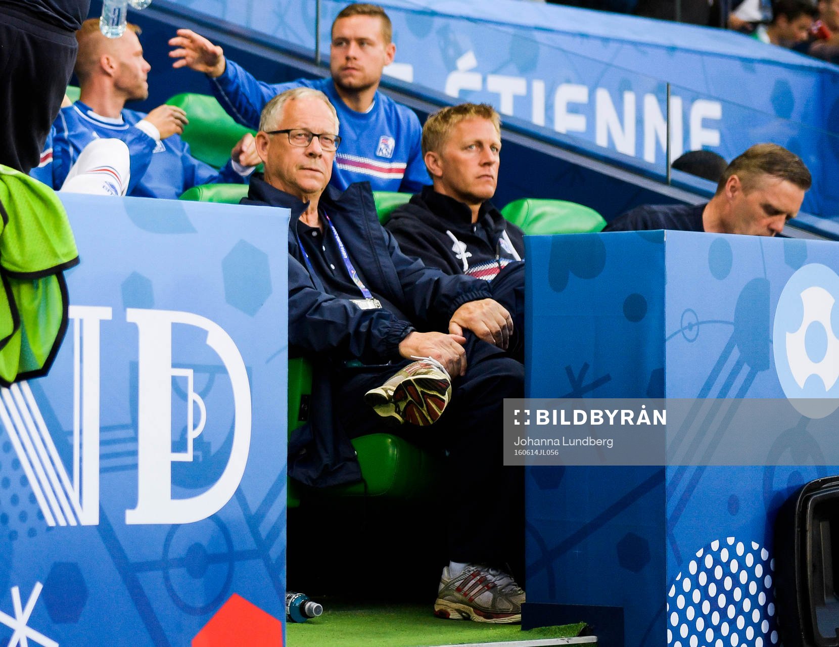 Islands förbundskapten Lars Lagerbäck på läktaren strax