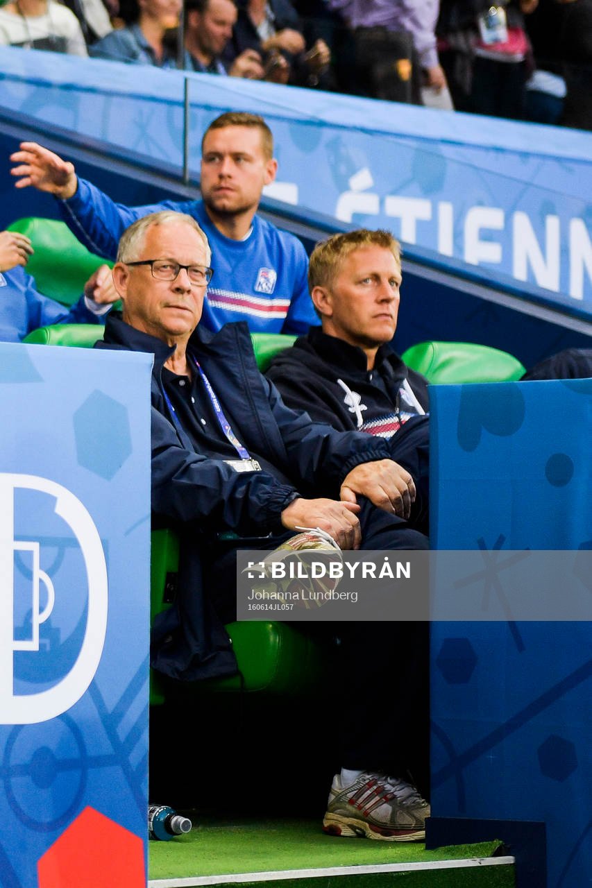 Islands förbundskapten Lars Lagerbäck på läktaren strax