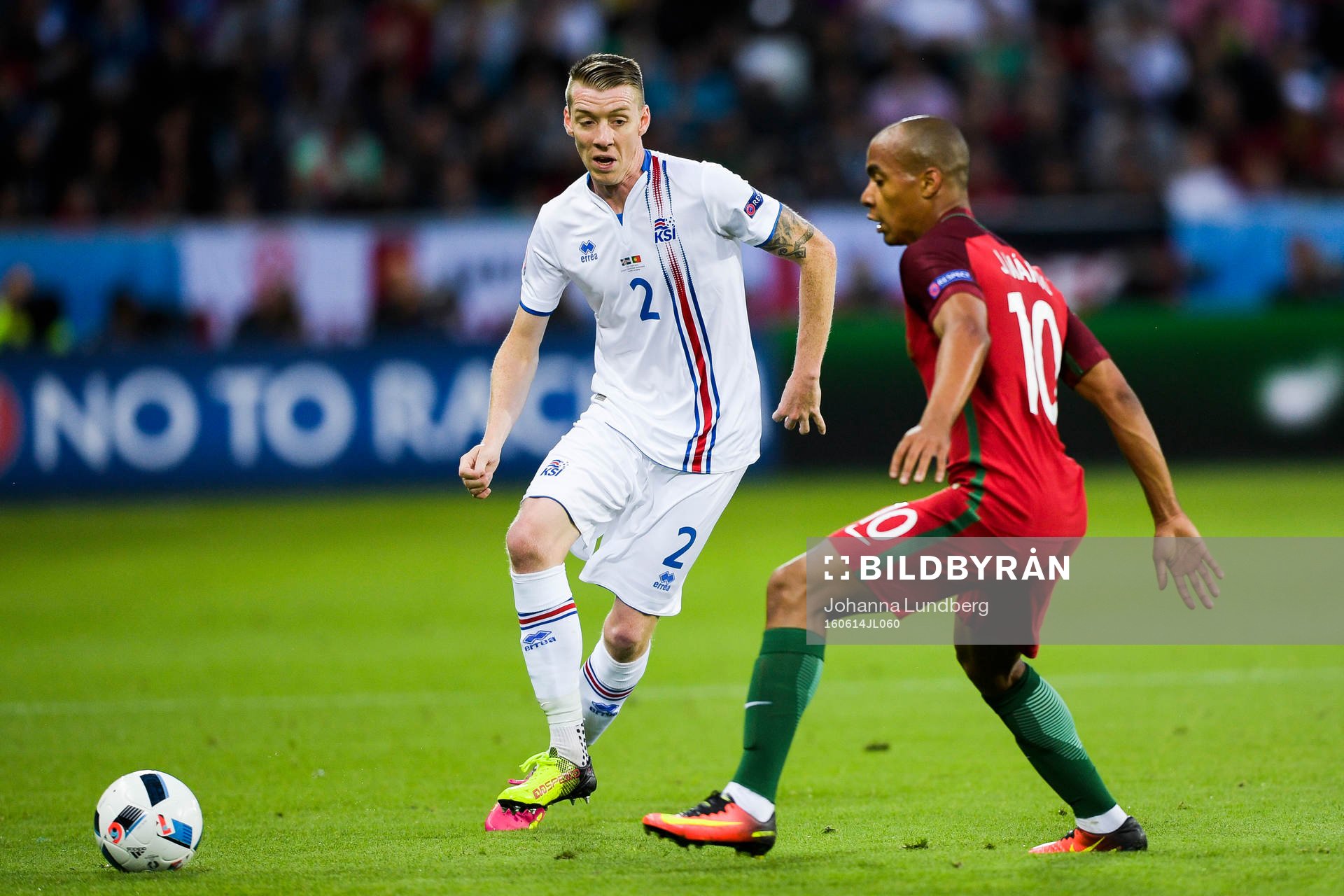 Islands Birkir Saevarsson och Portugals Joao Mario