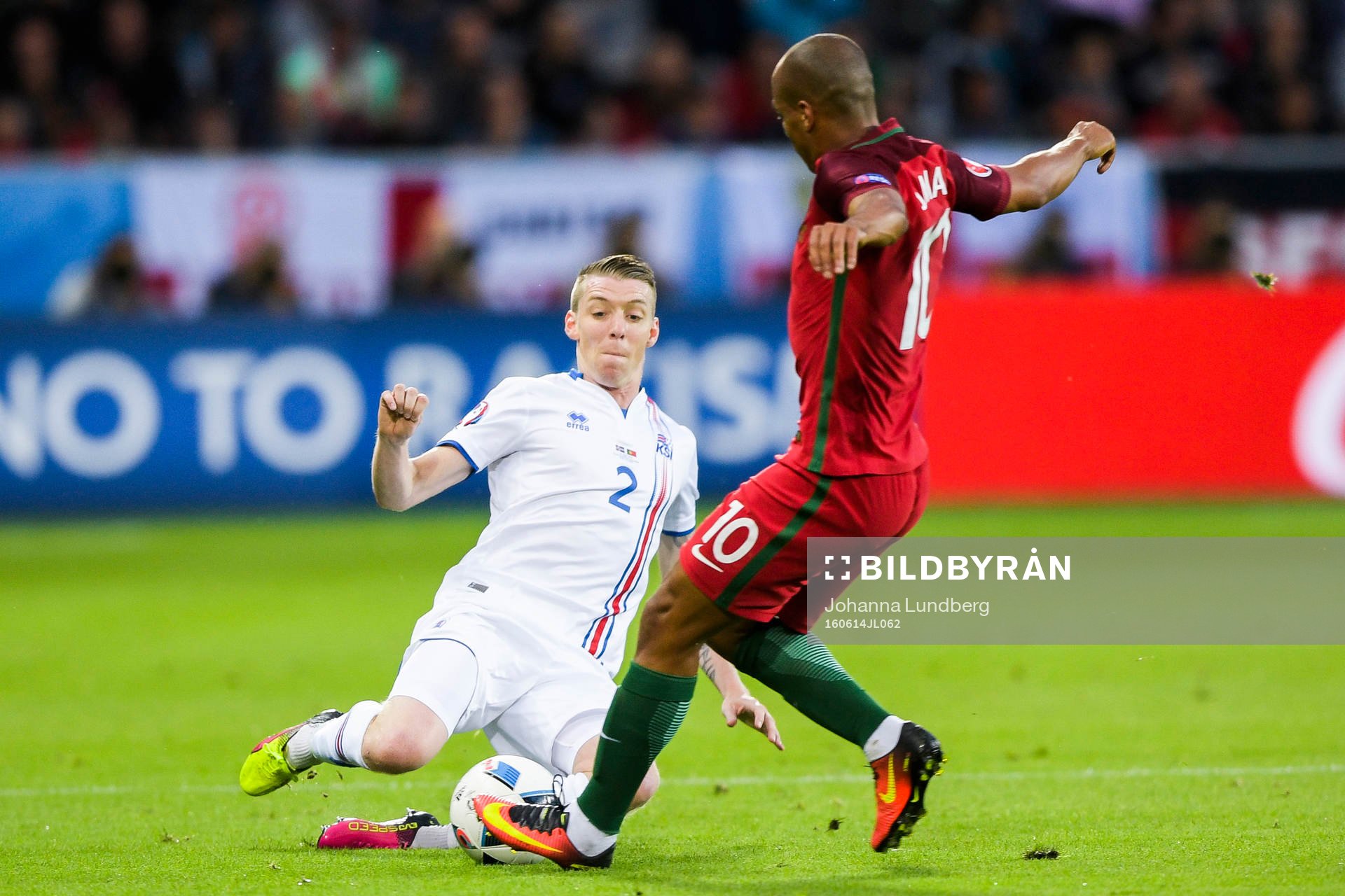 Islands Birkir Saevarsson och Portugals Joao Mario under fotbollsmatchen mellan Portugal och Island under Fotbolls-EM den 14 juni 2016 i Saint-Etienne.