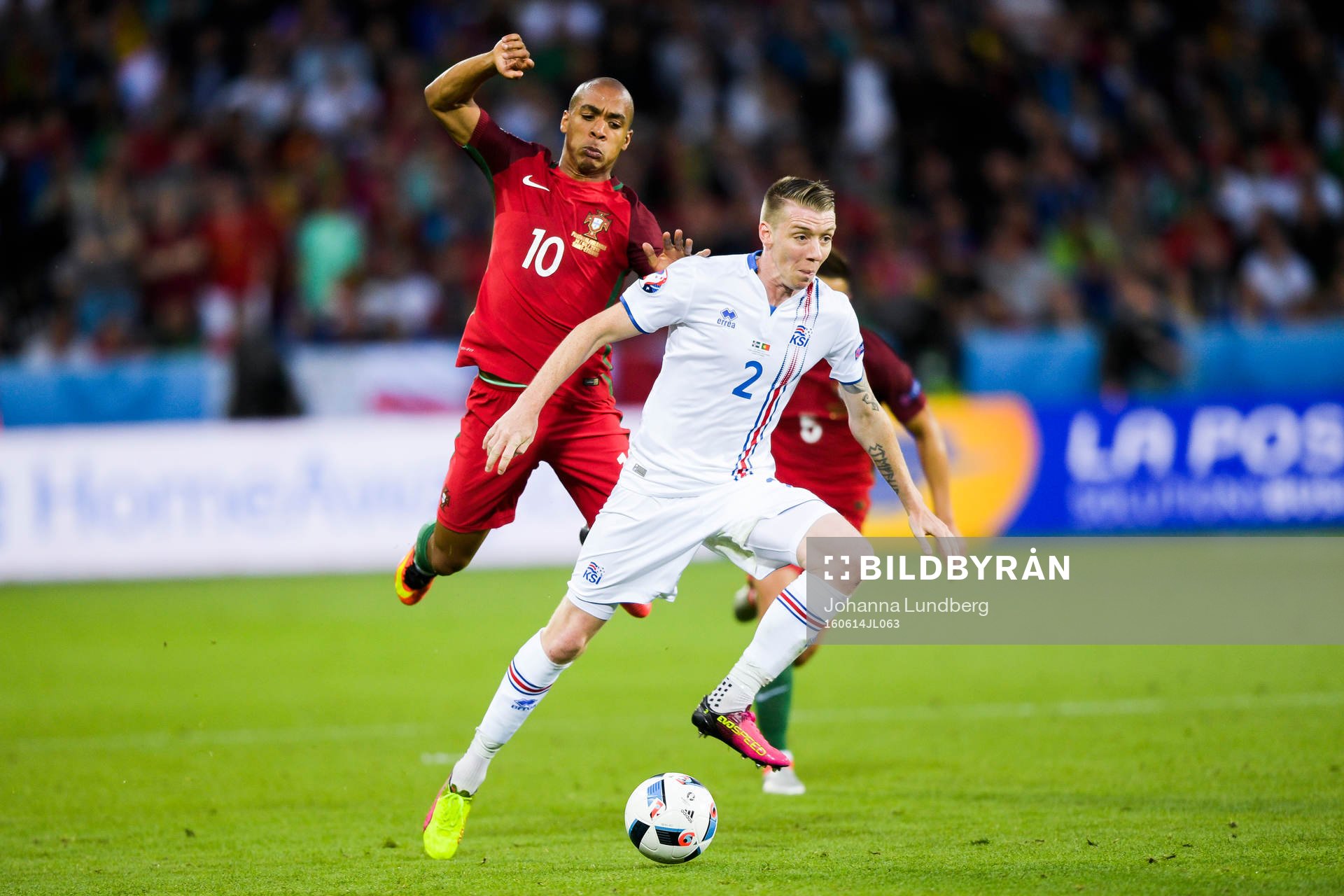 Portugals Joao Mario och Islands Birkir Saevarsson under fotbollsmatchen mellan Portugal och Island under Fotbolls-EM den 14 juni 2016 i Saint-Etienne.