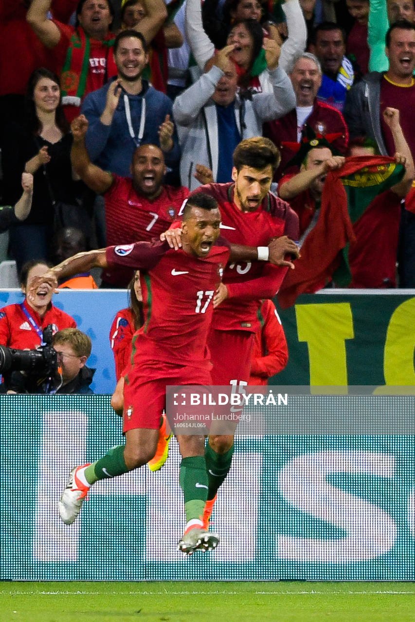 Portugals Nani och Andre Gomes jublar