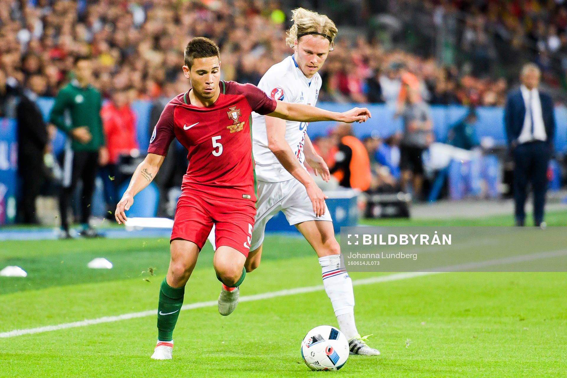 Portugals Raphael Guerreiro och Joao Moutinho  deppar