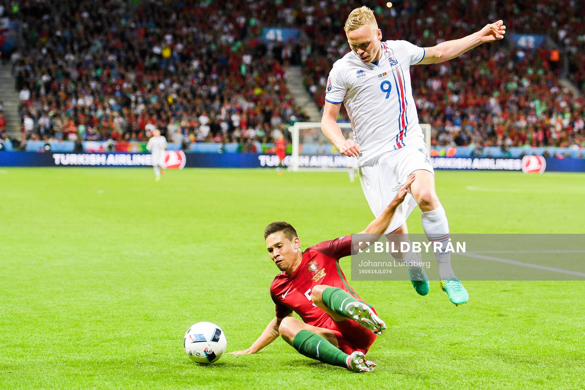 Islands Kolbeinn Sigthorsson och Portugals Raphael Guerreiro