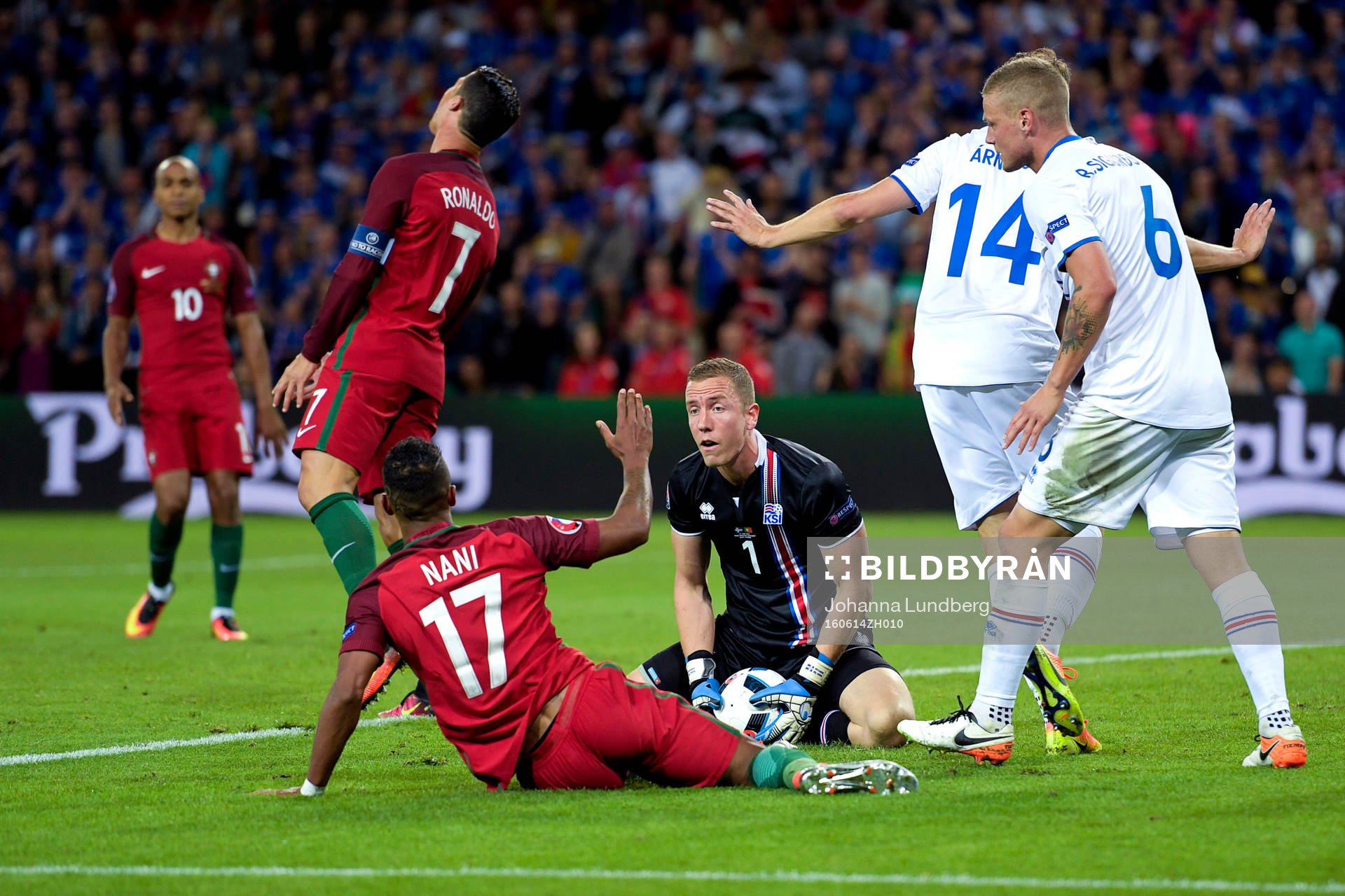 Islands målvakt Hannes Halldorsson räddar en boll från