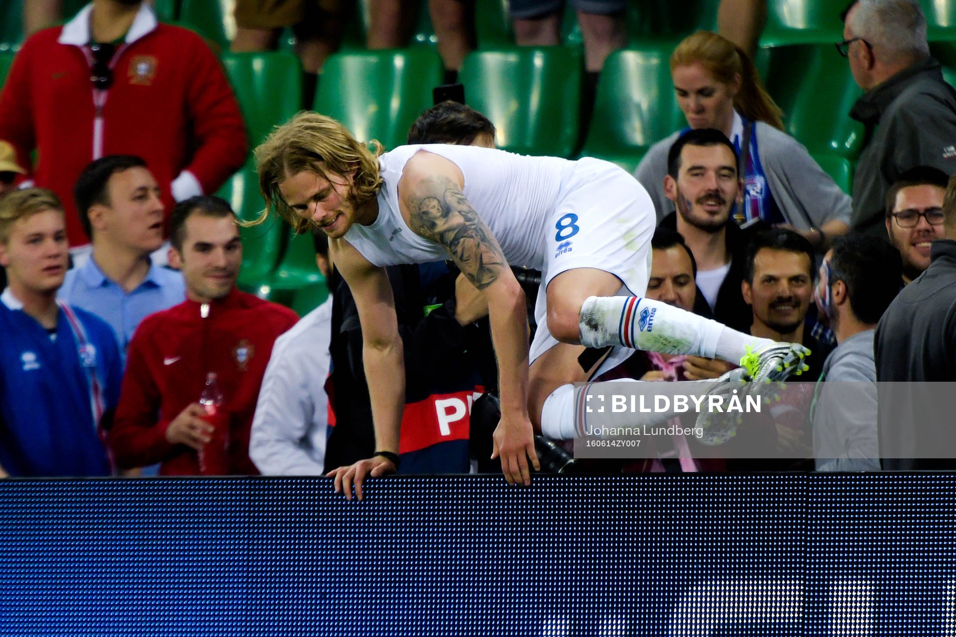 Islands Birkir Bjarnason  jublar