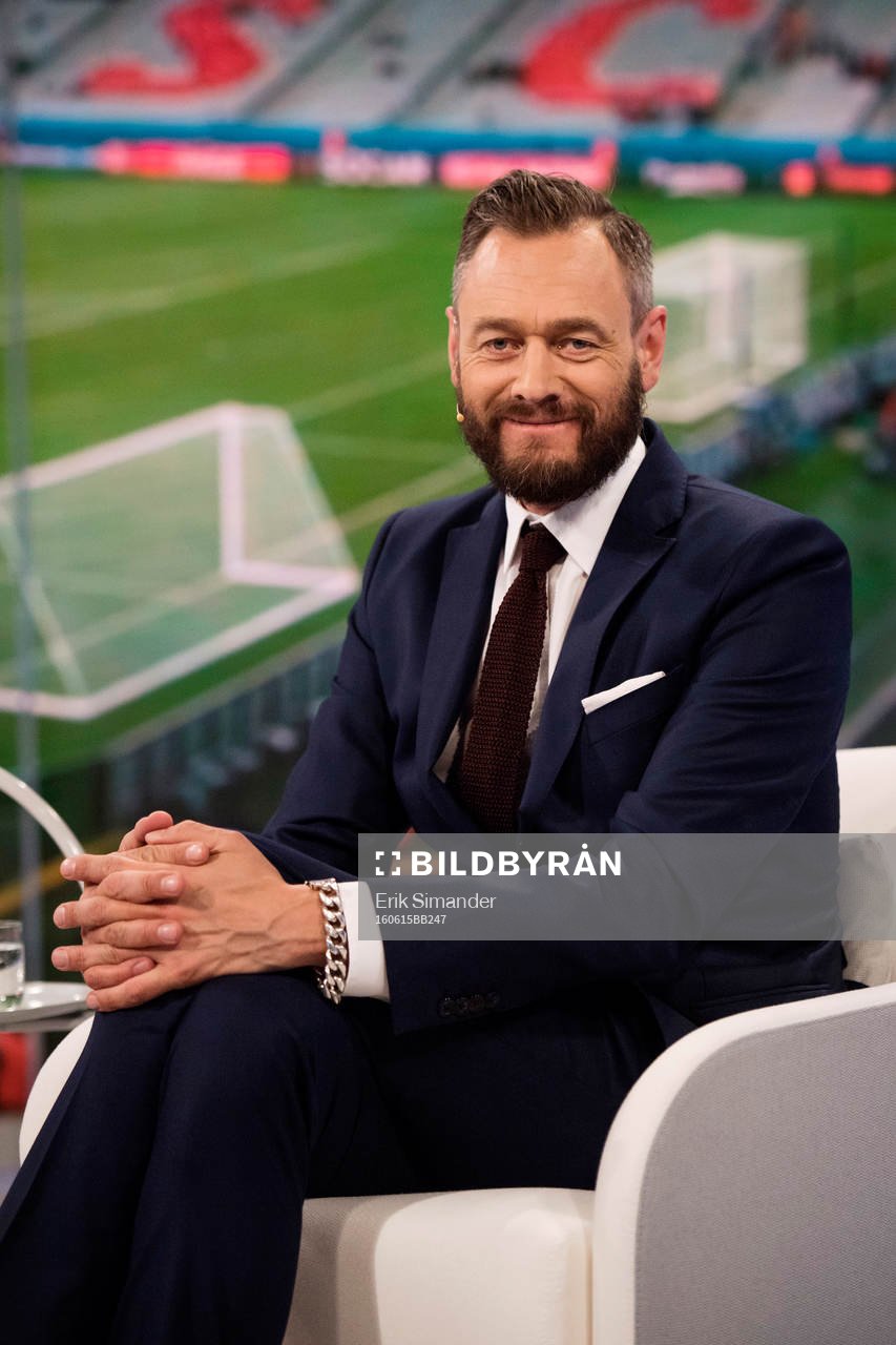 Olof Lundh, programledare, poserar för ett porträtt innan sändningen i TV4:s EM-studio den 15 juni 2016 i Stockholm.