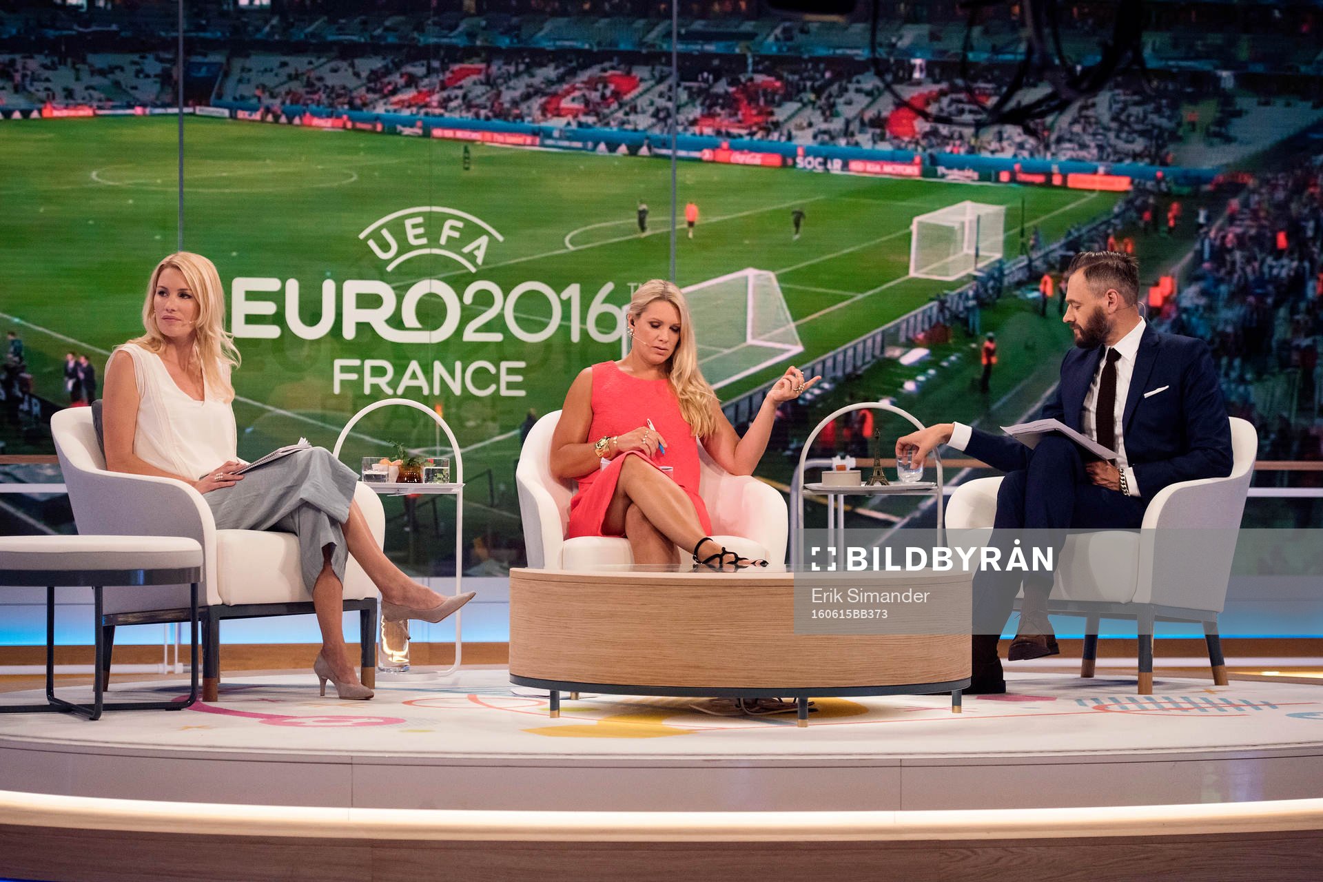 Hanna Marklund, Anna Brolin och Olof Lundh under sändningen i TV4:s EM-studio den 15 juni 2016 i Stockholm.