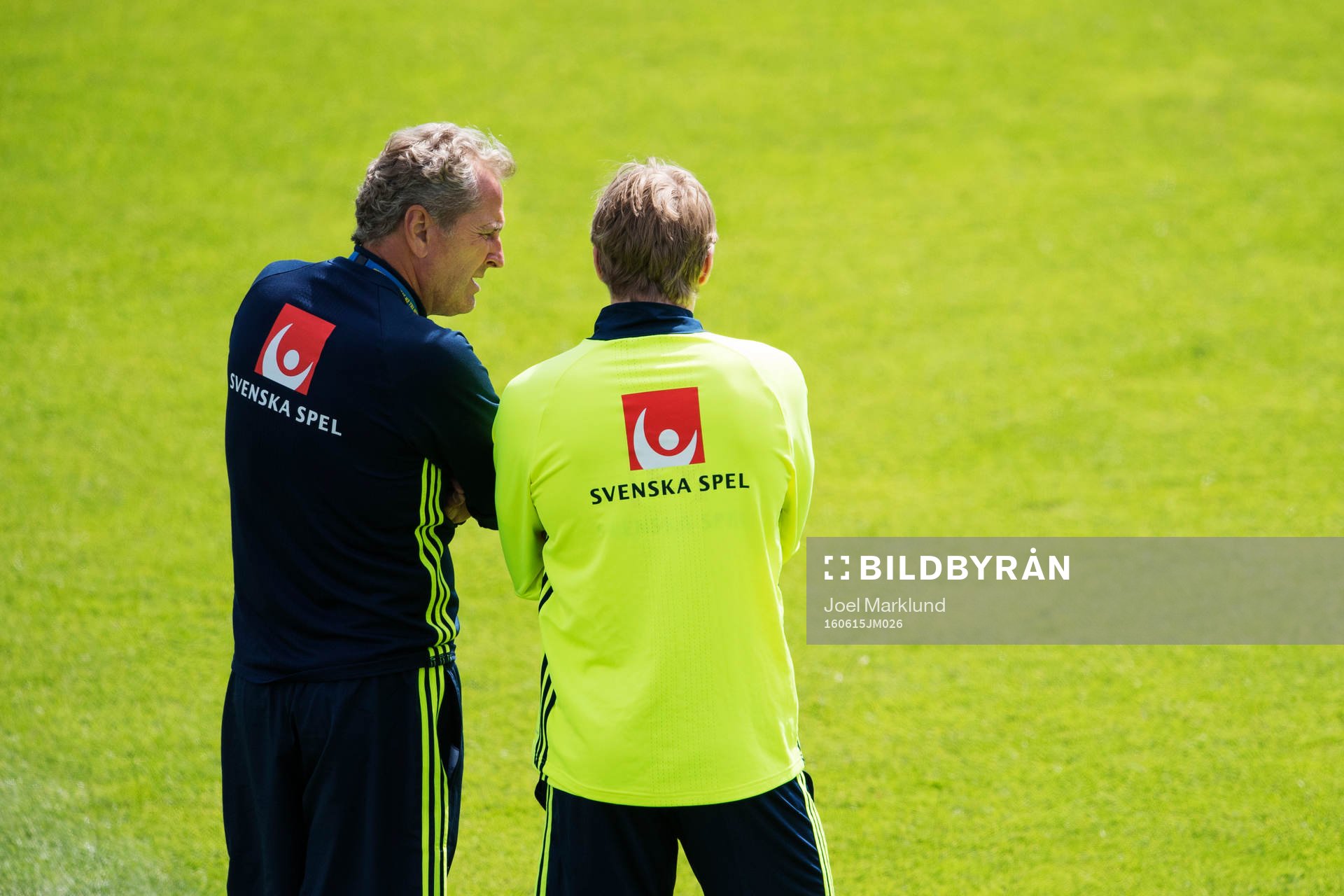 Förbundskapten Erik Hamrén samtalar med Emil Forsberg på