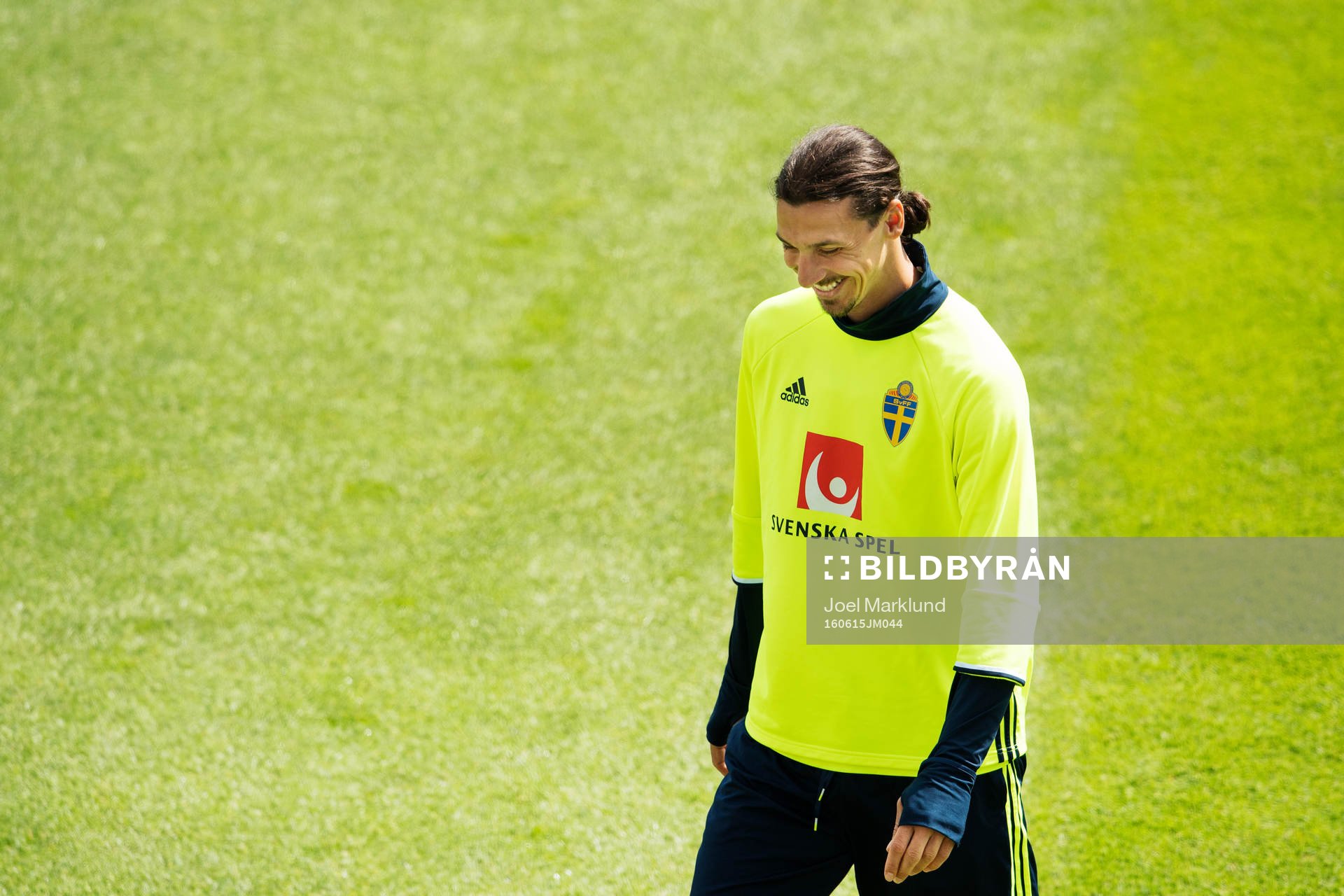 Zlatan Ibrahimovic skrattar på Sveriges fotbollslandslags
