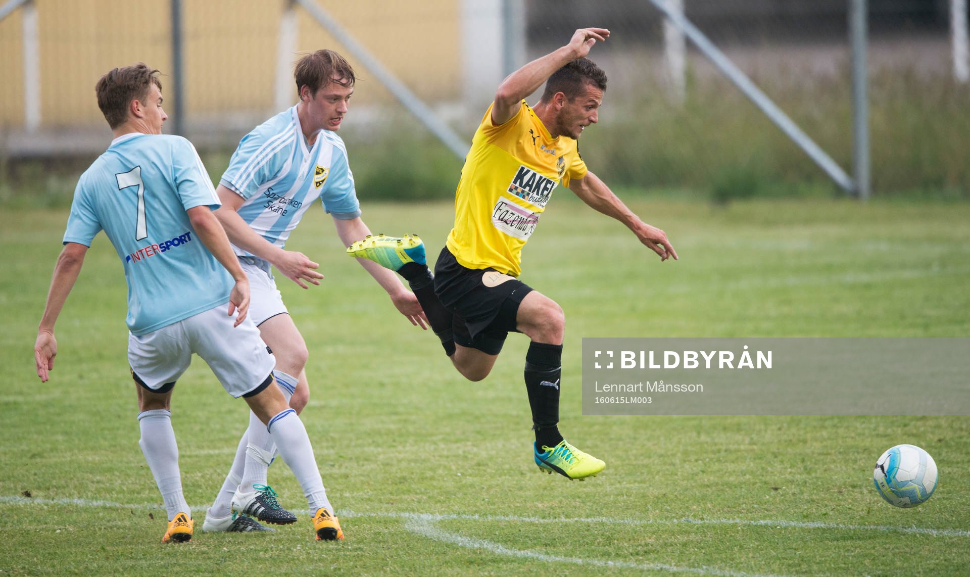 En Tågarps-spelare flyger förbi IFK Hässleholms Erik
