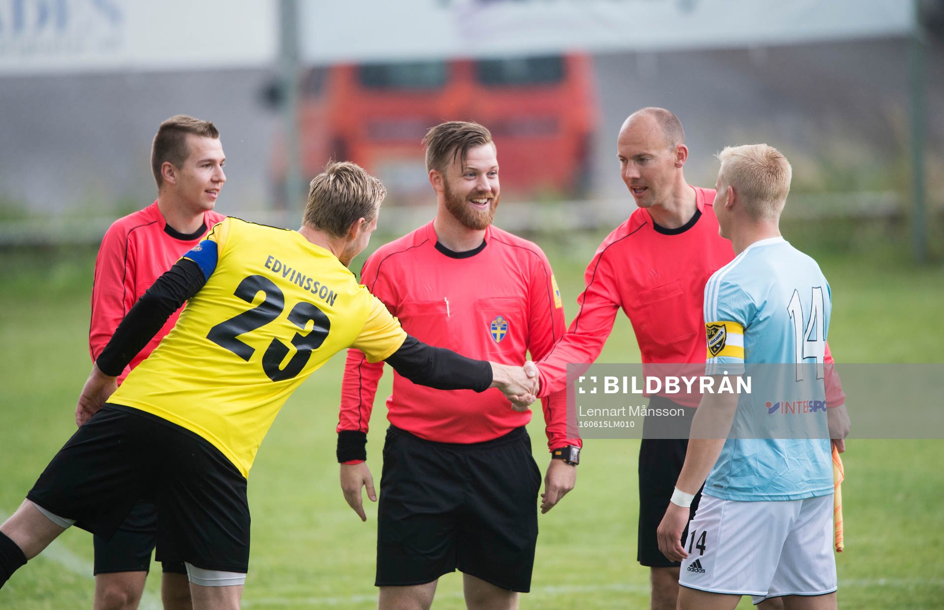 Domartrio och lagkaptener hälsar i matchen i DM mellan