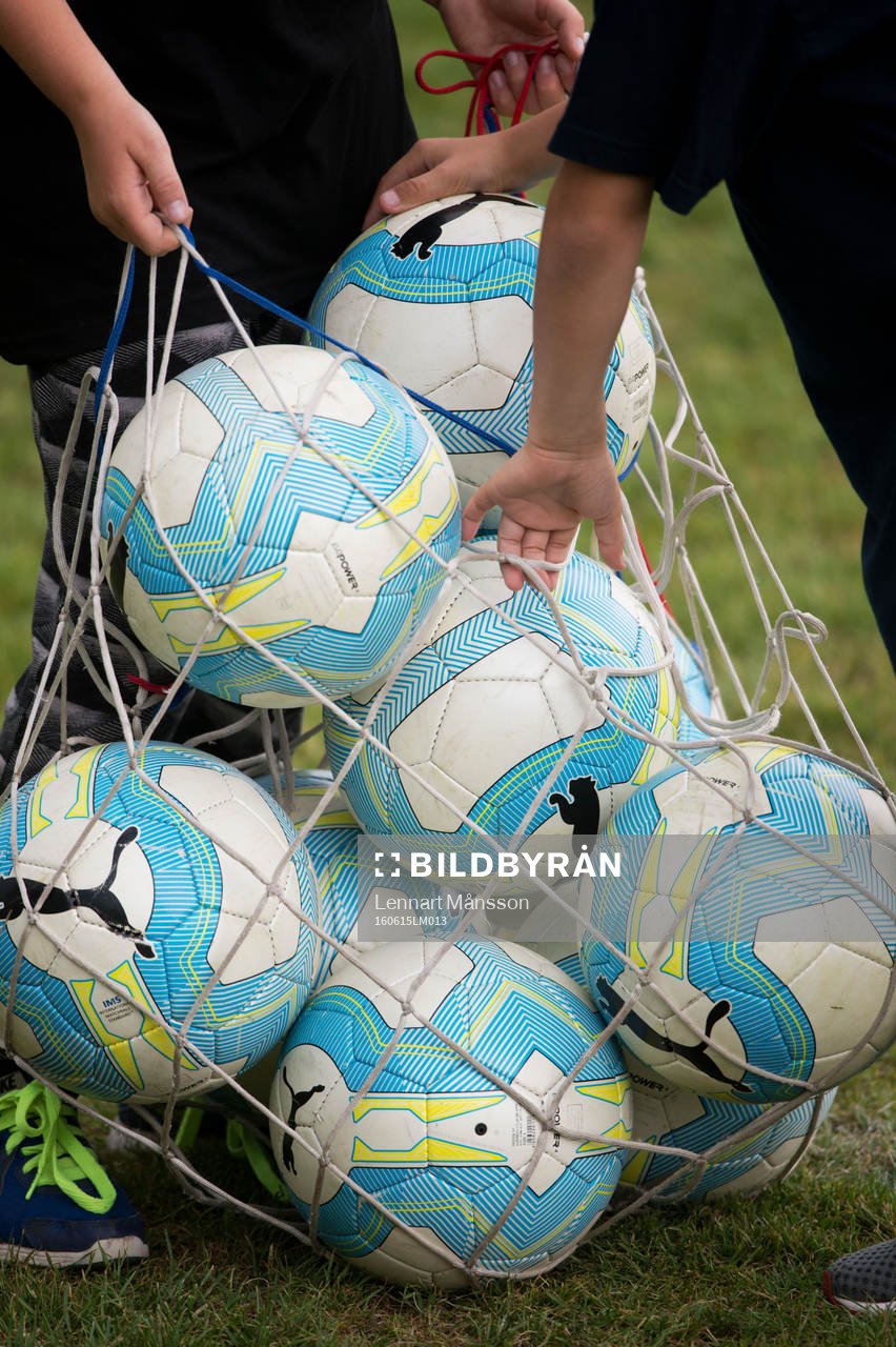 Fotbollar i bollnät i matchen i DM mellan Tågarp och IFK