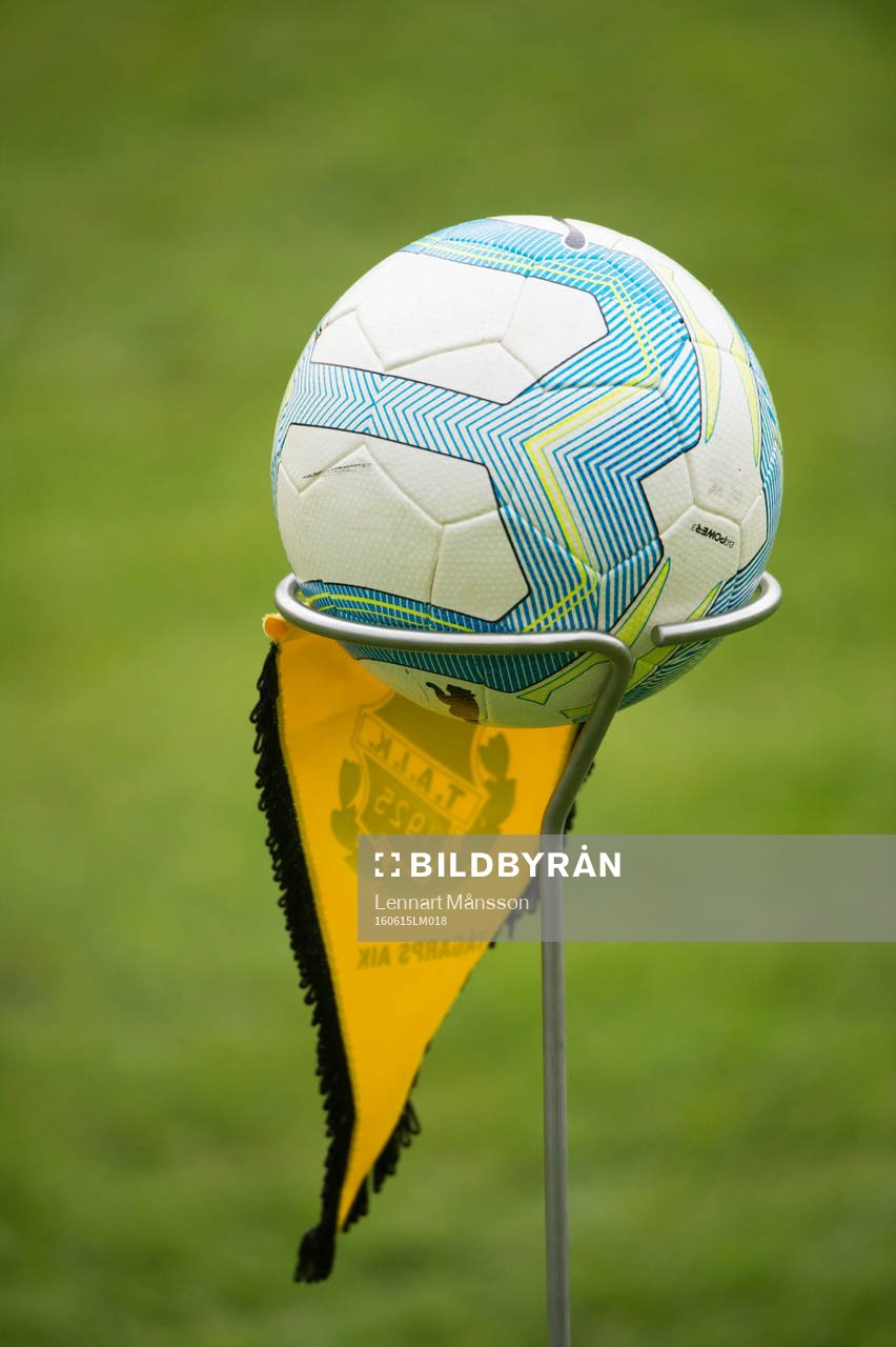 Fotboll och klubbvimpel i matchen i DM mellan Tågarp och