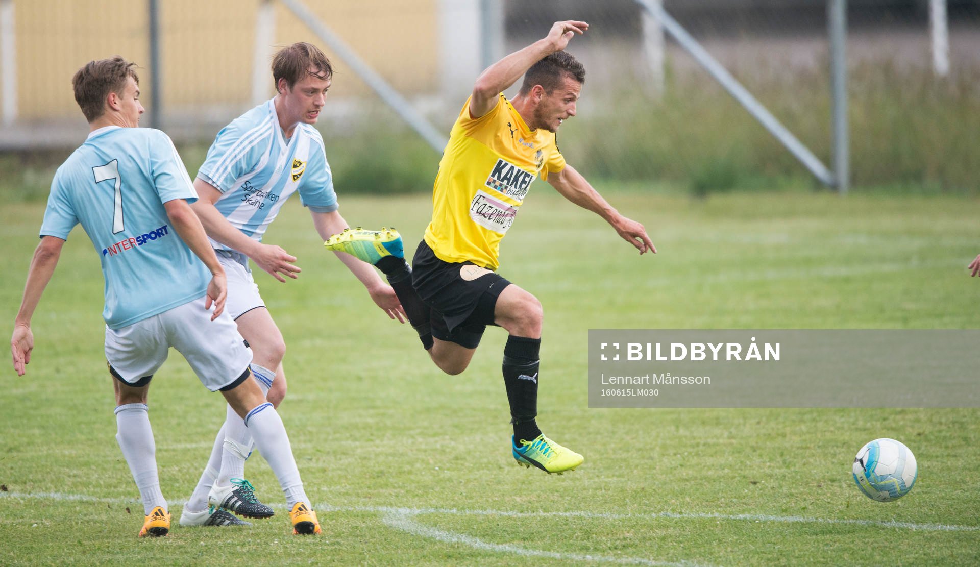 En Tågarps-spelare flyger förbi IFK Hässleholms Erik