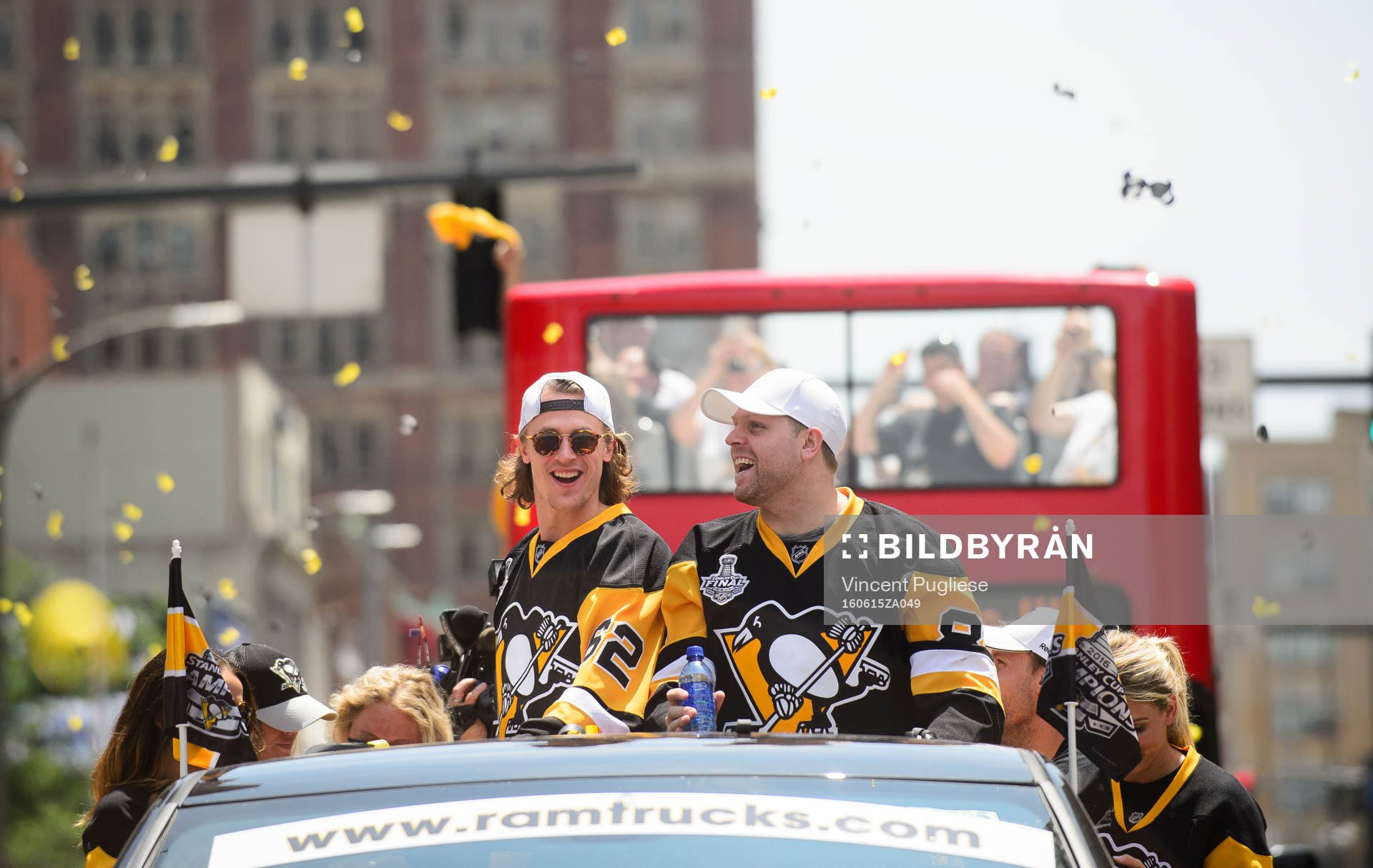 Pittsburgh Penguins Carl Hagelin (62) and Phil Kessel (81)