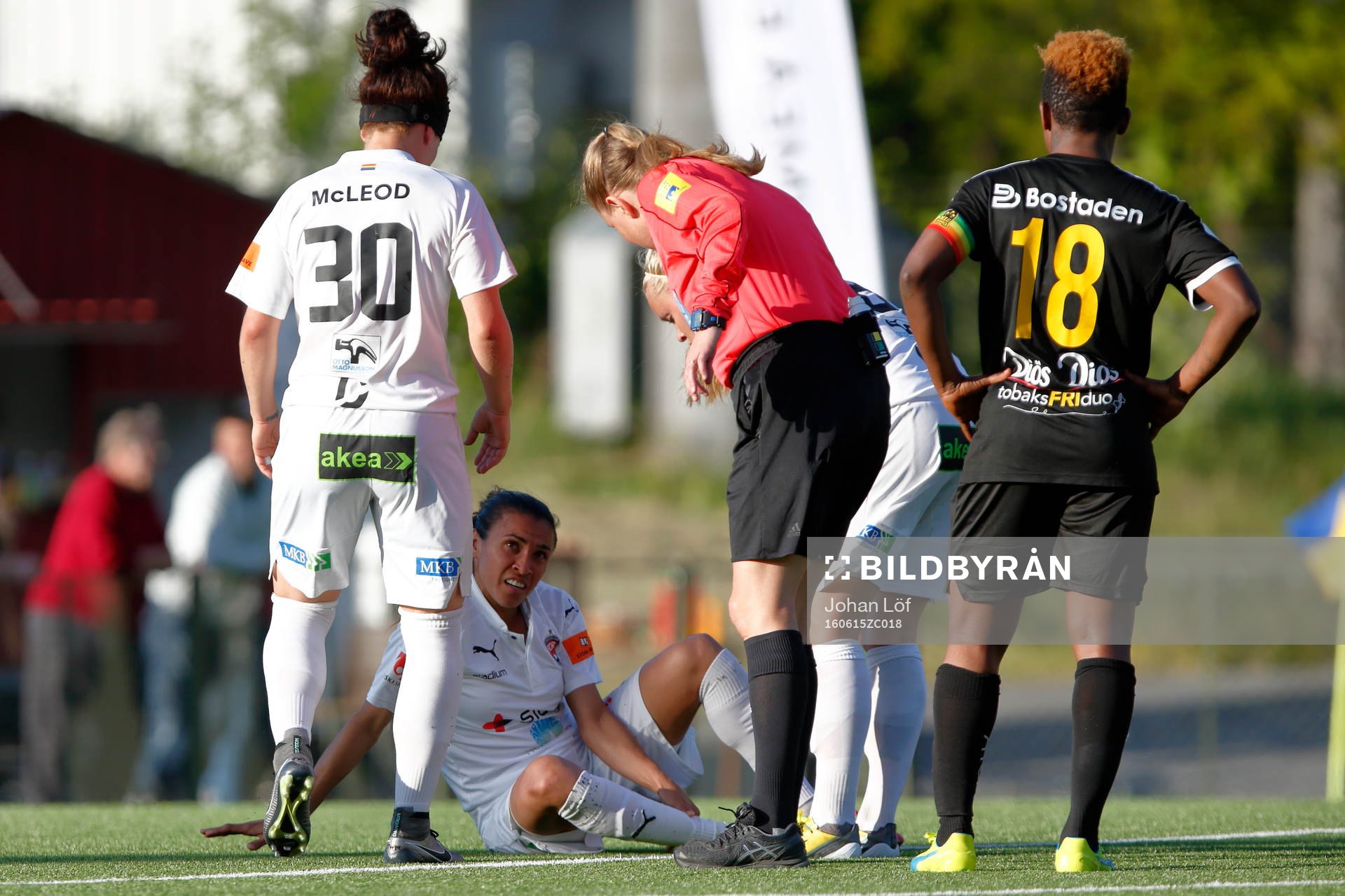 Rosengårds Marta Viera Da Silva sitter efter en krock under fotbollsmatchen i damallsvenskan mellan Umeå och Rosengård den 15 Juni 2016 i Umeå.