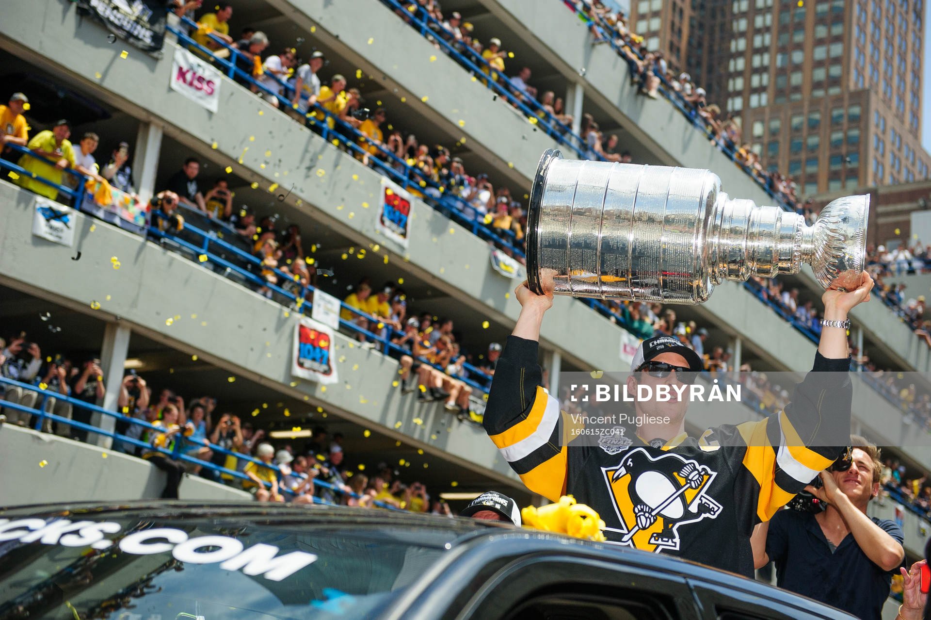 Pittsburgh Penguins captain Sidney Crosby lifts the Stanley