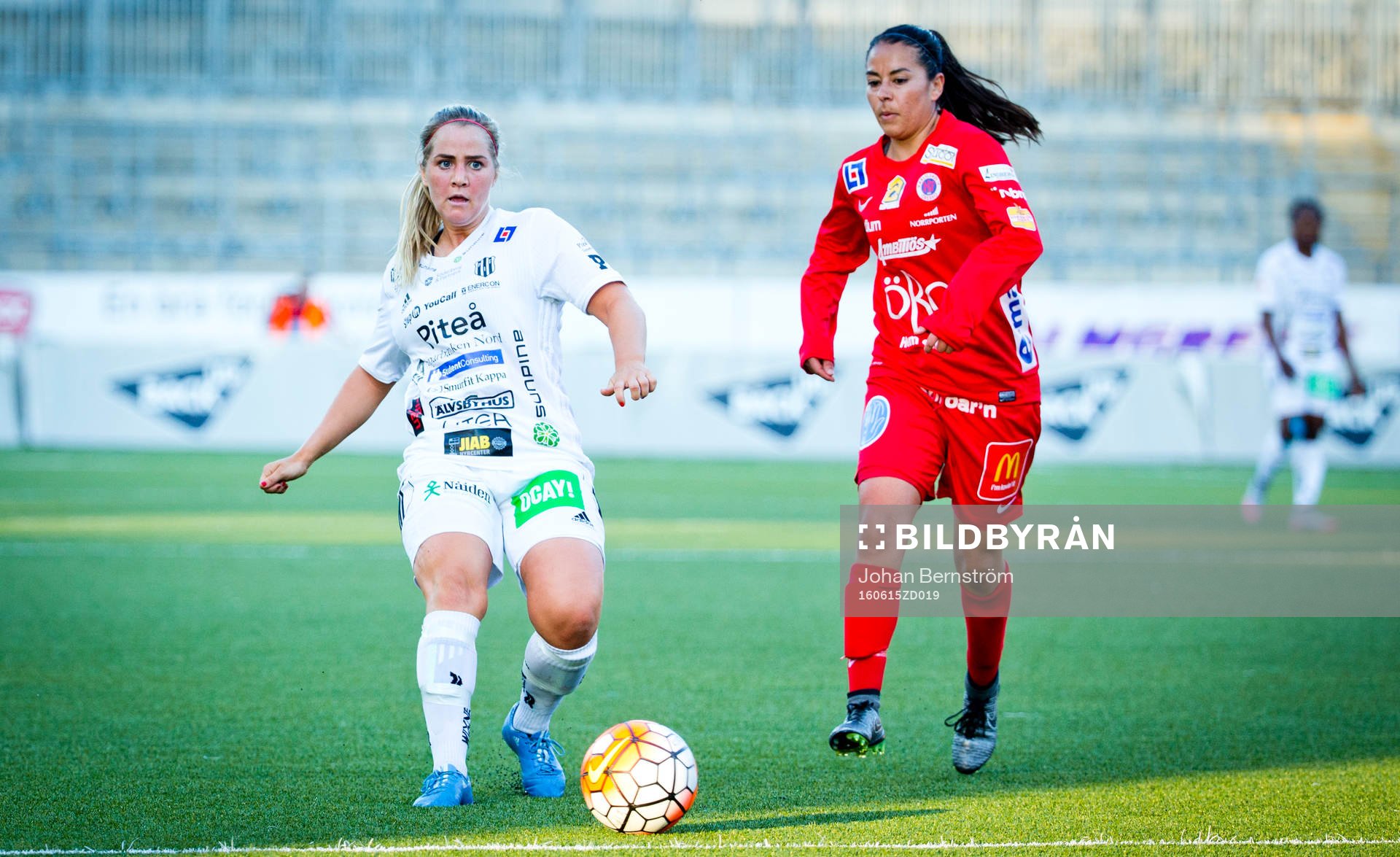 Piteås Irma Helin och Örebros Veronica Perez under fotbollsmatchen i Damallsvenskan mellan KIF Örebro och Piteå den 15 juni 2016 i Örebro.