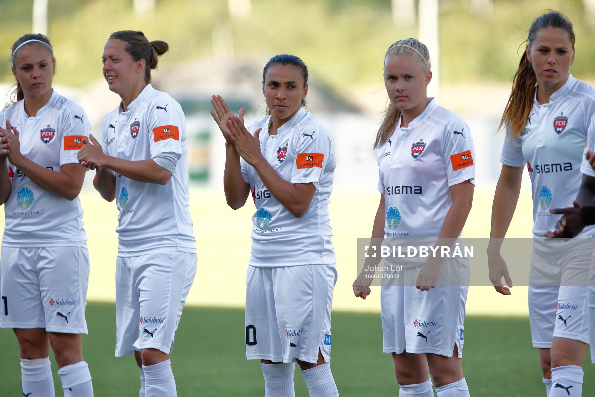 Rosengårds Marta Viera Da Silva står och klappar med laget