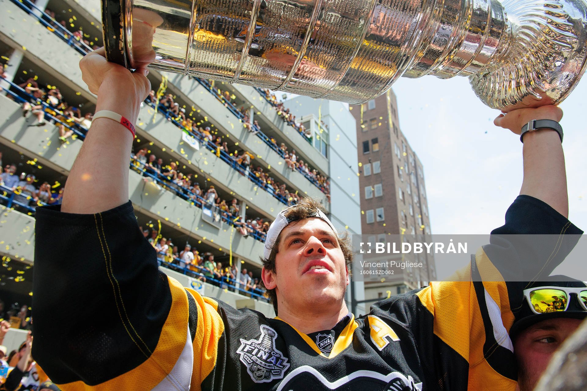 Pittsburgh Penguins Evgeni Malkin (71) walks with the
