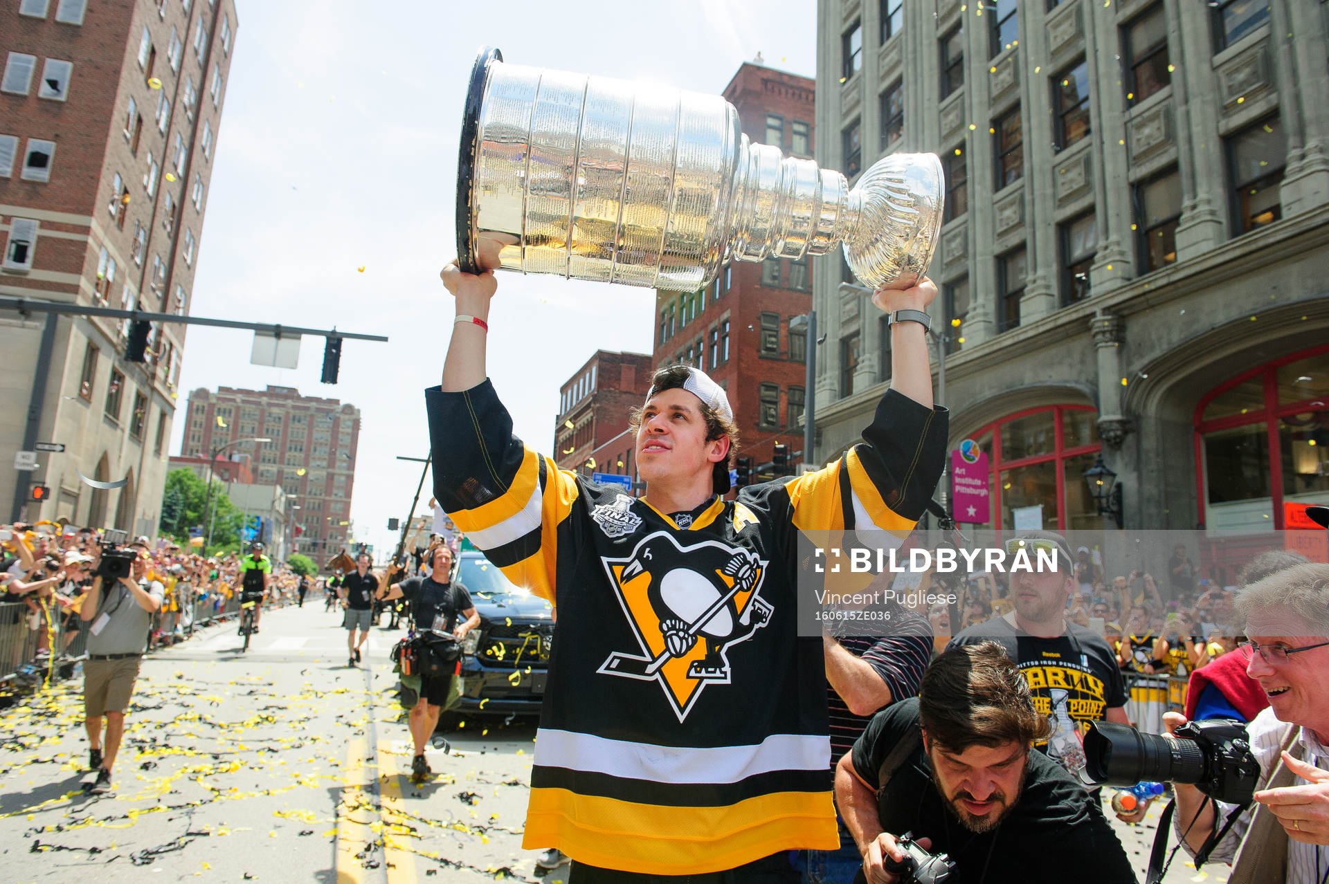 Pittsburgh Penguins Evgeni Malkin (71) walks with the