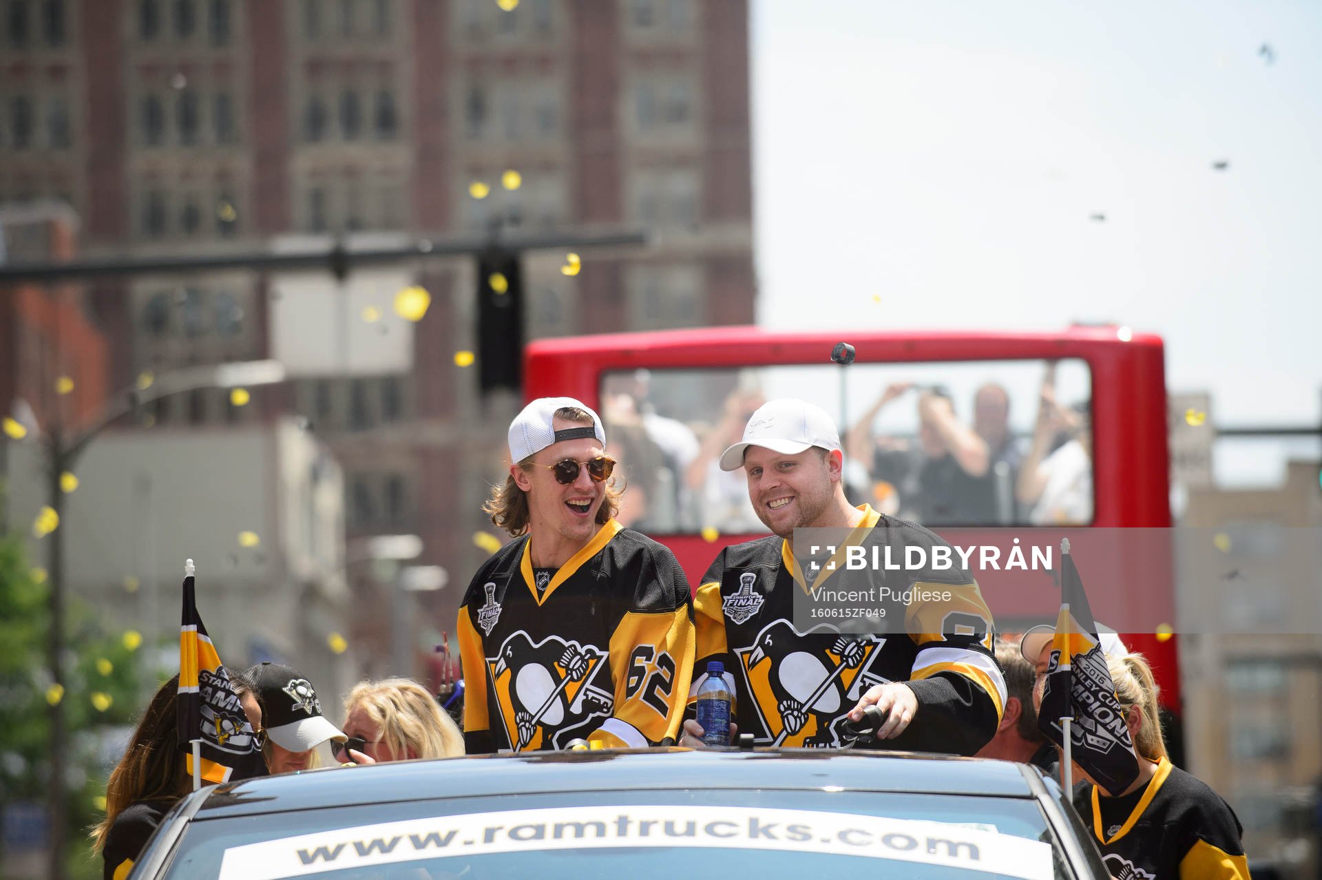 Pittsburgh Penguins Carl Hagelin (62) and Phil Kessel (81)