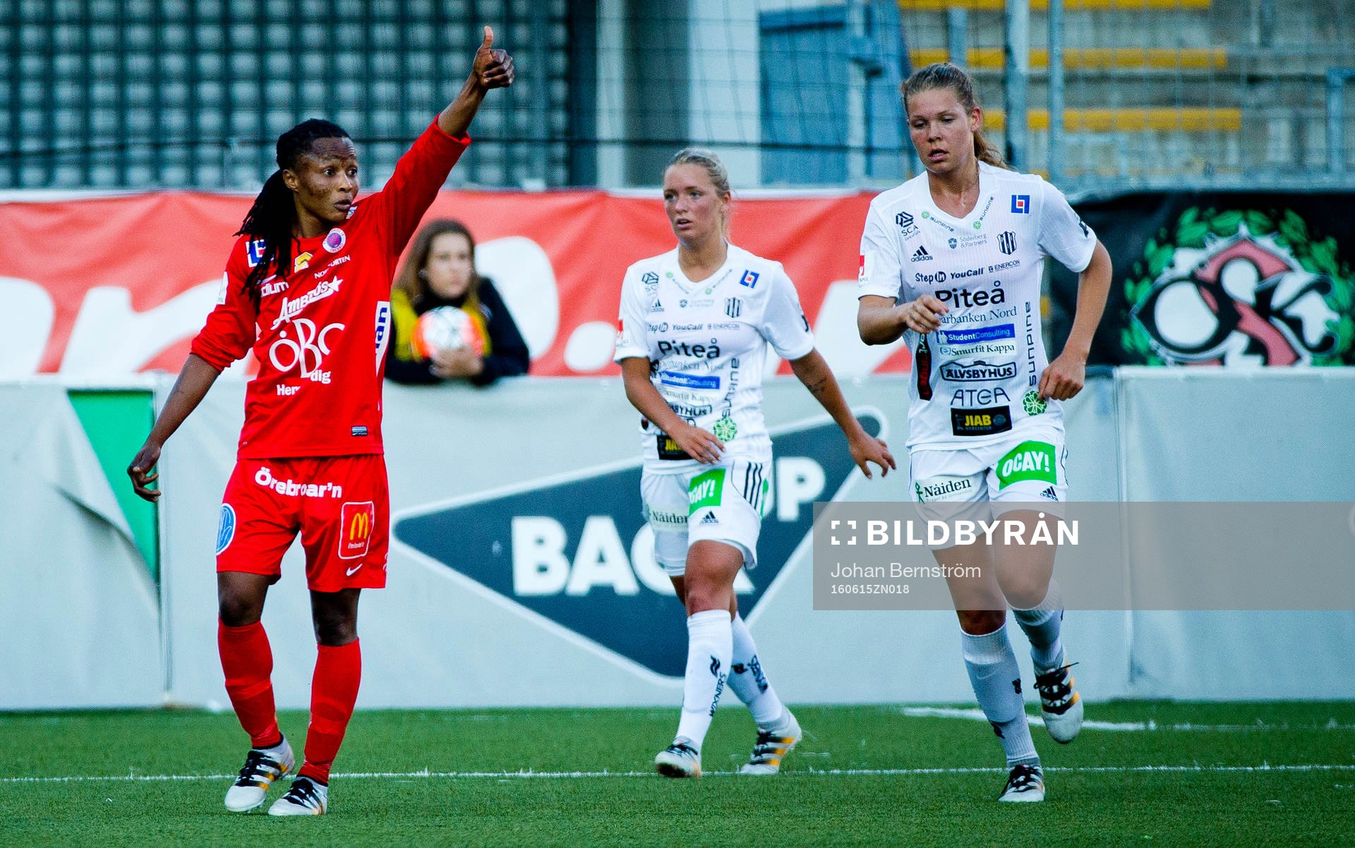 Örebros Ogonna Chukwudi gör tummen upp