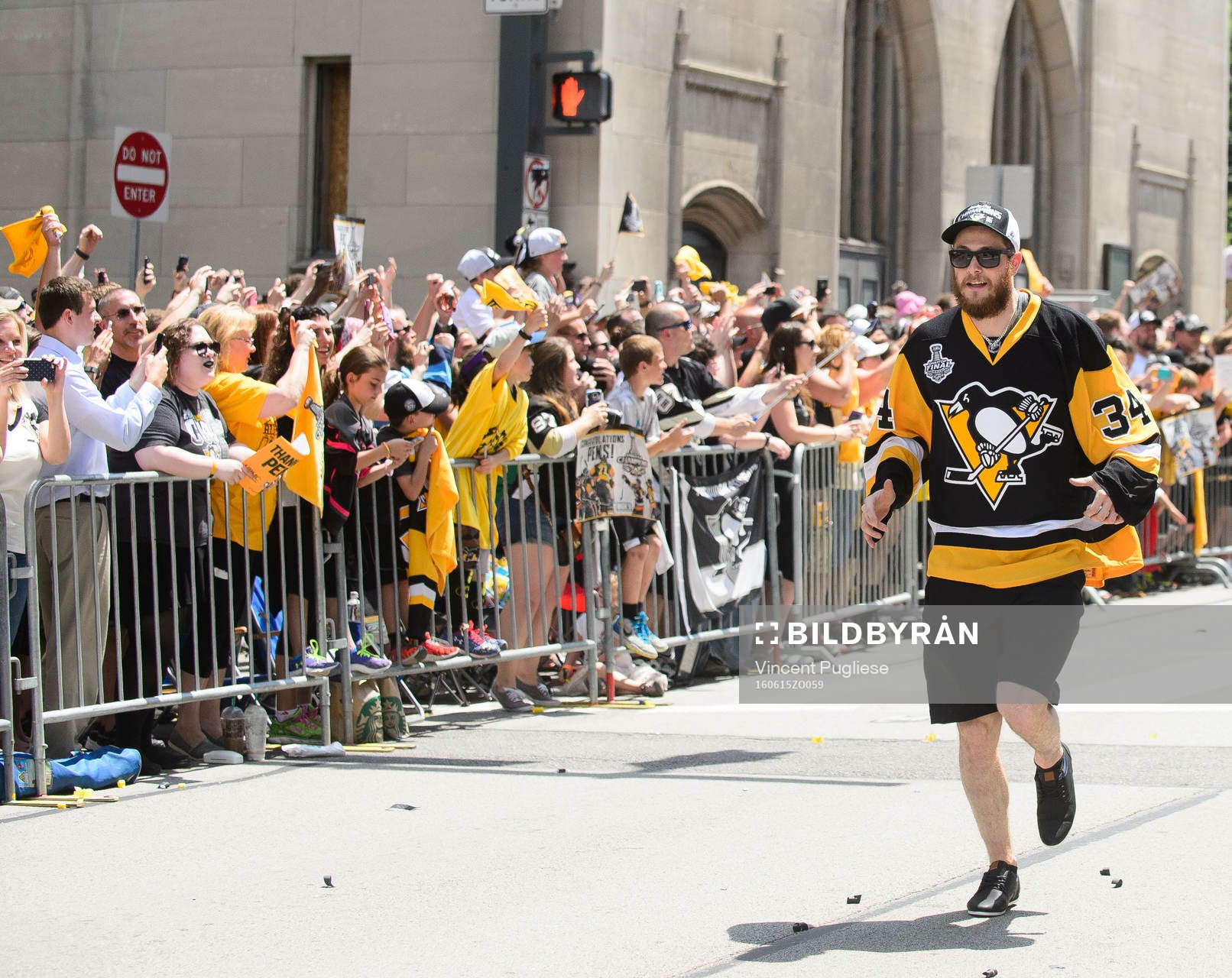 Pittsburgh Penguins Tom Kuhnhackl (34) runs to catch up the