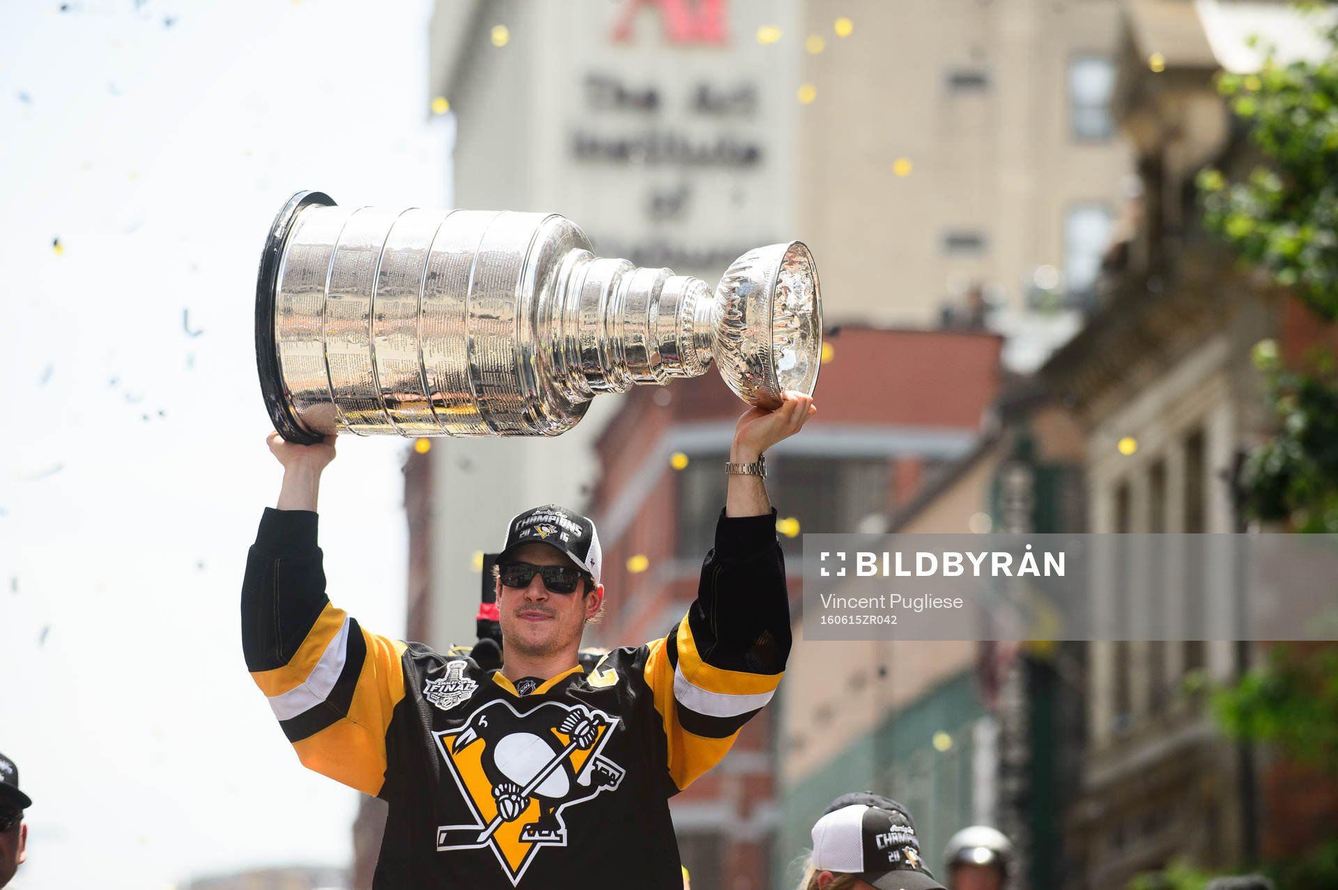 Pittsburgh Penguins captain Sidney Crosby lifts the Stanley