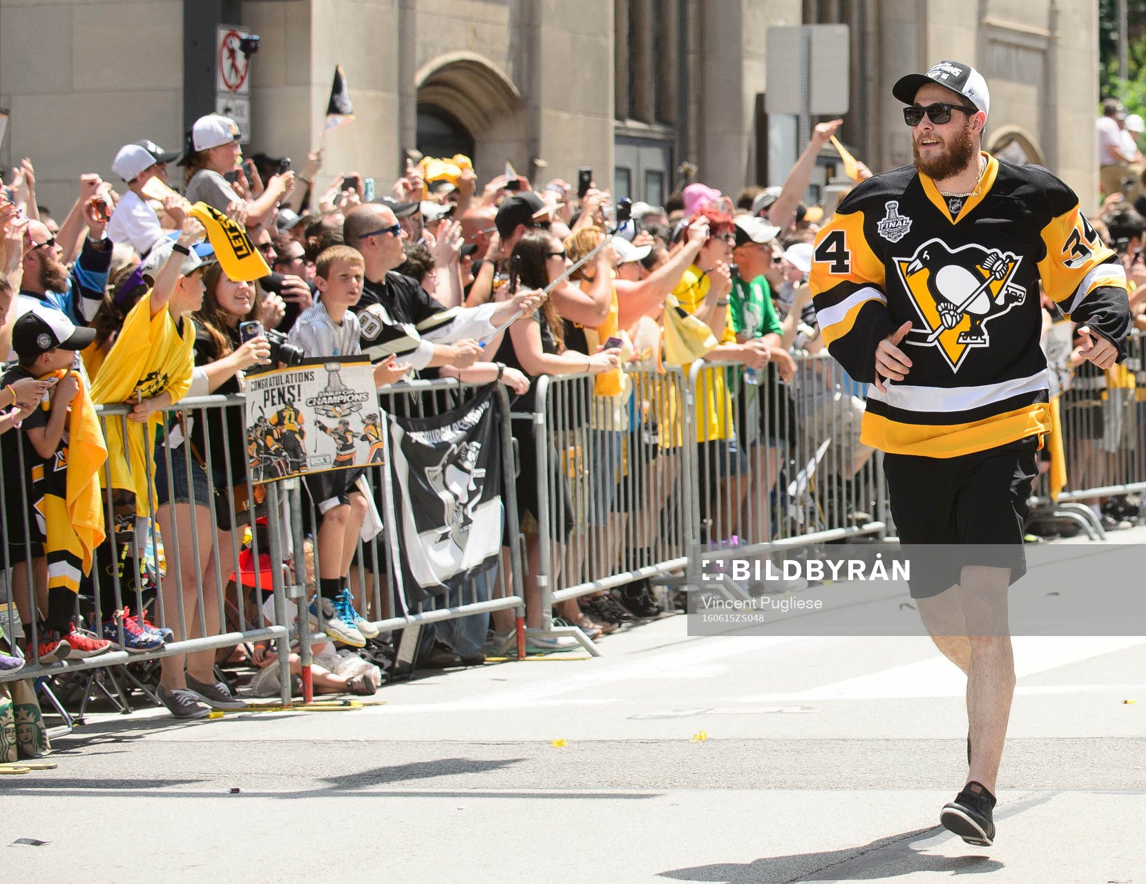 Pittsburgh Penguins Tom Kuhnhackl (34) runs to catch up the
