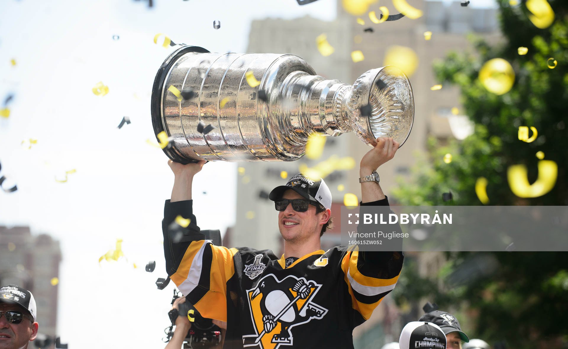 Pittsburgh Penguins captain Sidney Crosby lifts the Stanley