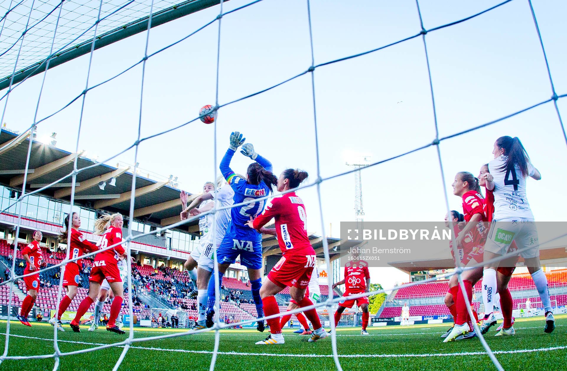 Örebros målvakt Carola Söberg räddar en hörna framför