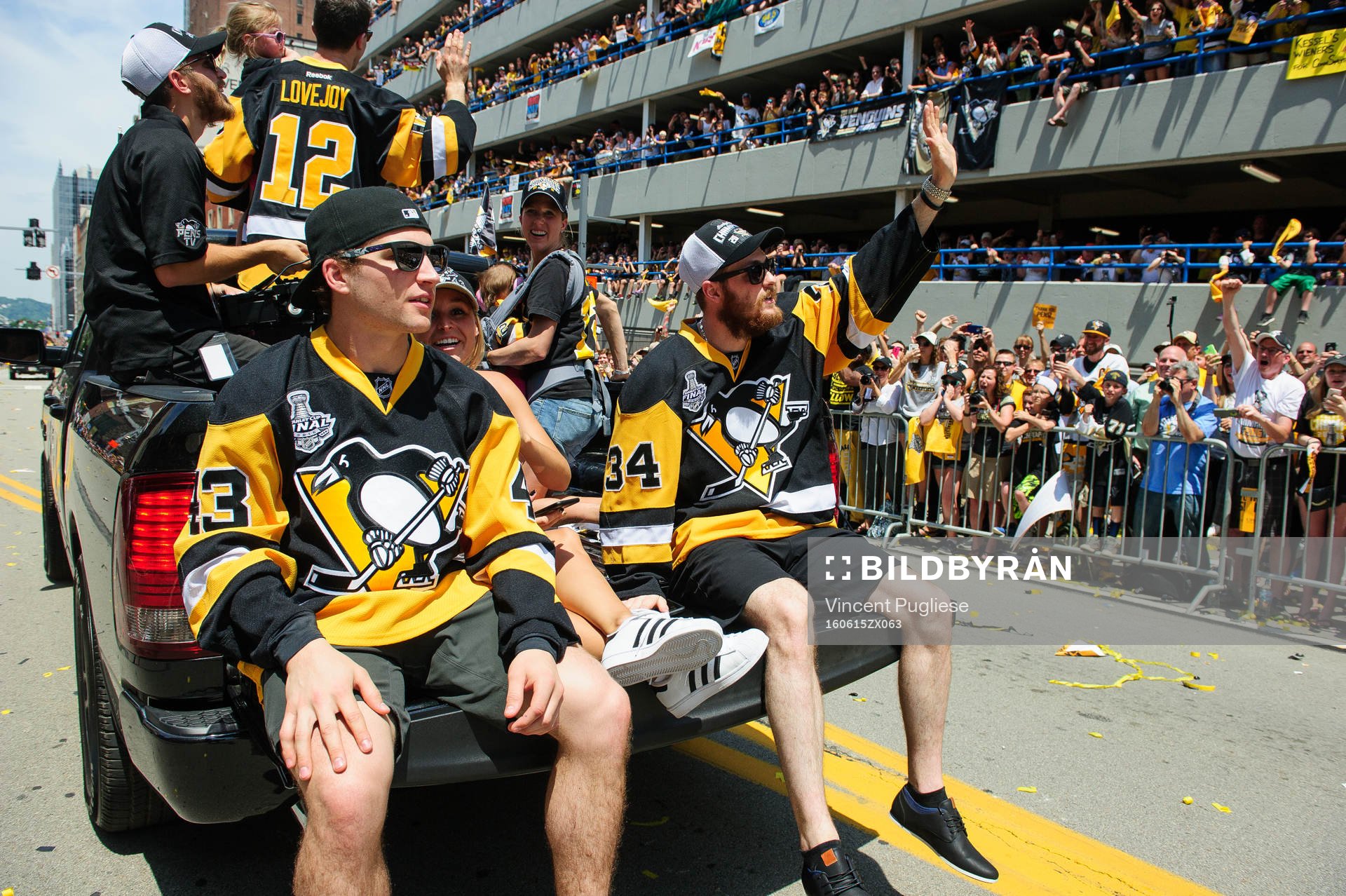 Pittsburgh Penguins Tom Kuhnhackl (34) waves to the crowd