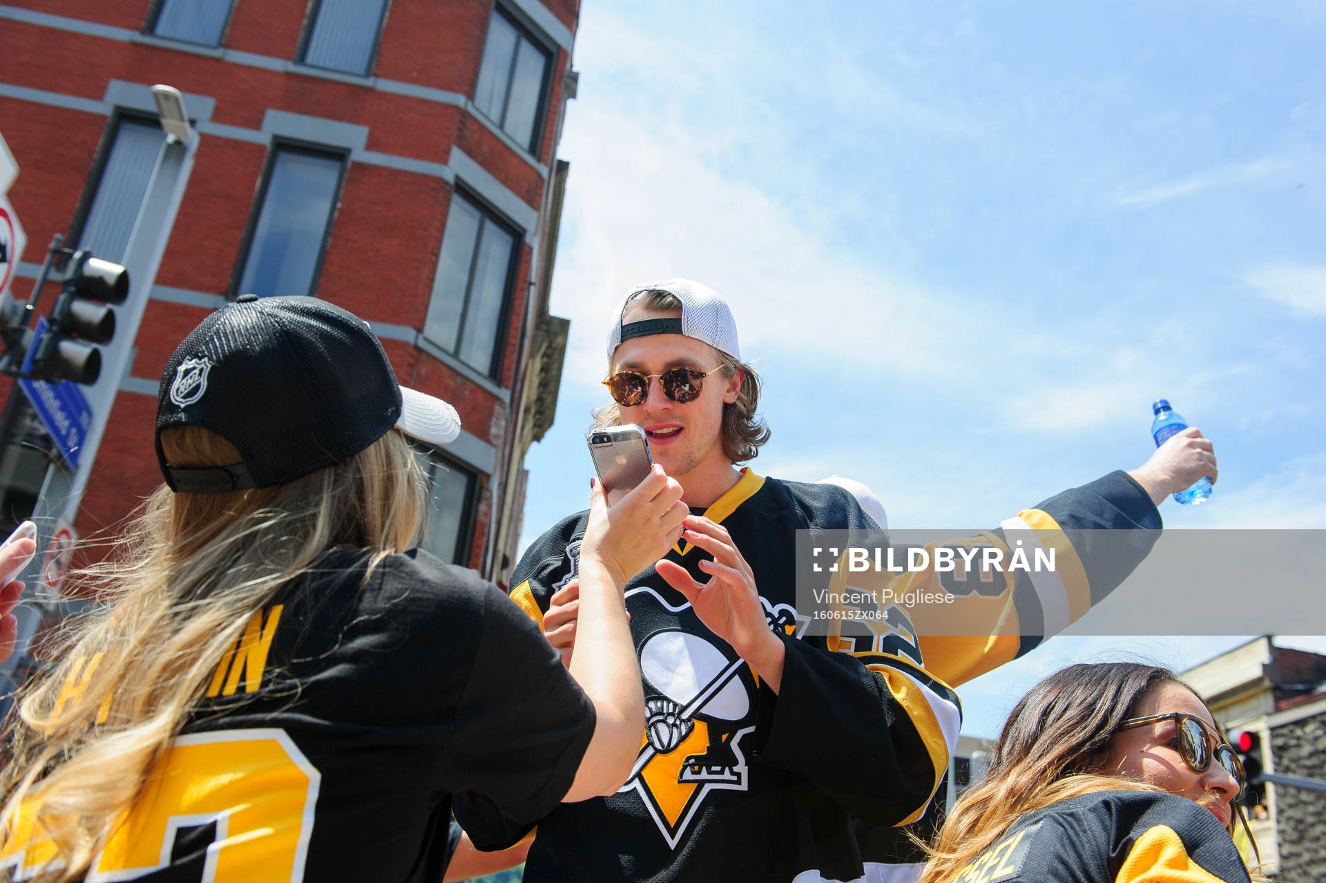 Pittsburgh Penguins Carl Hagelin looks at a photograph