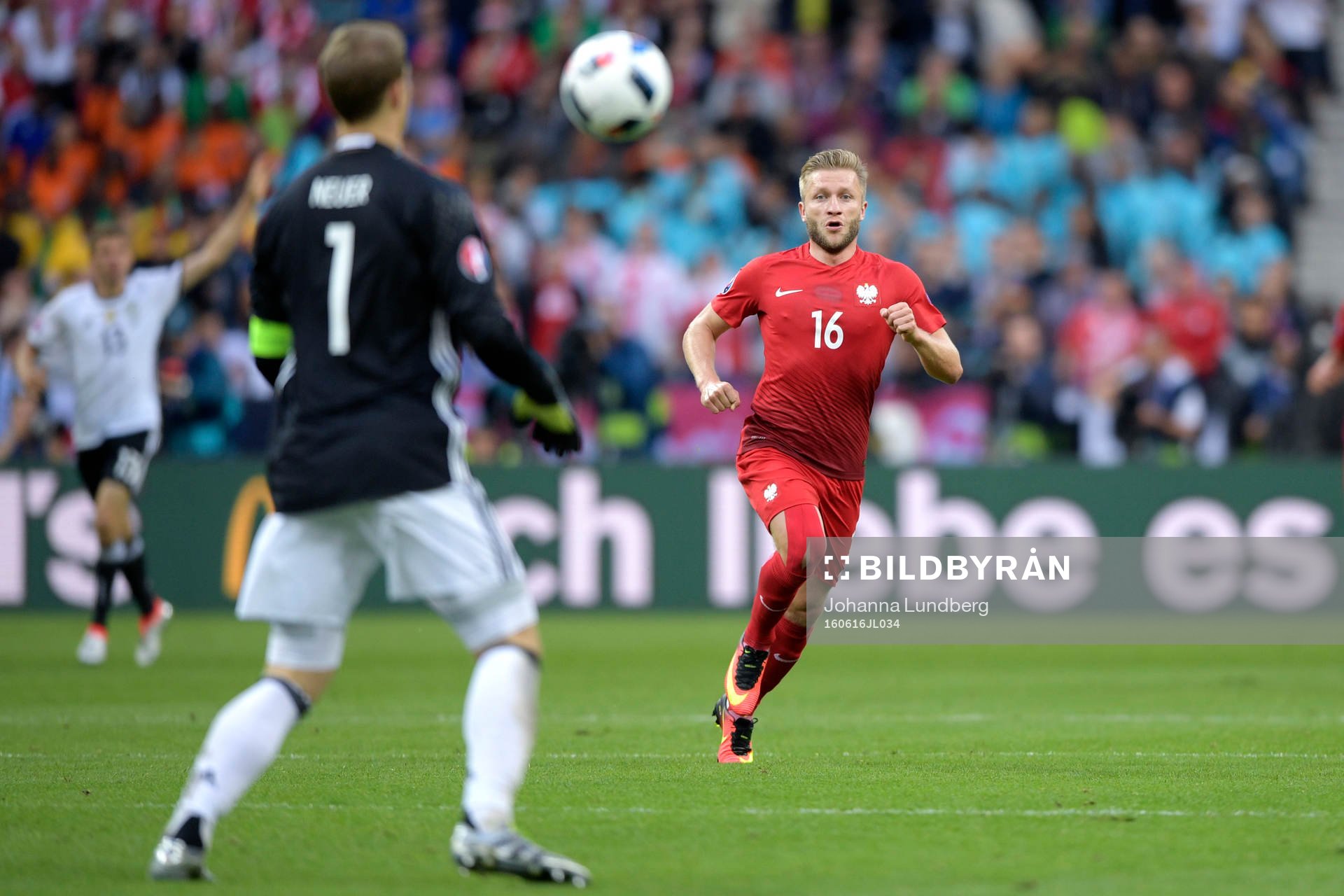 Polens Jakub Blaszcykowski springer mot Tysklands målvakt