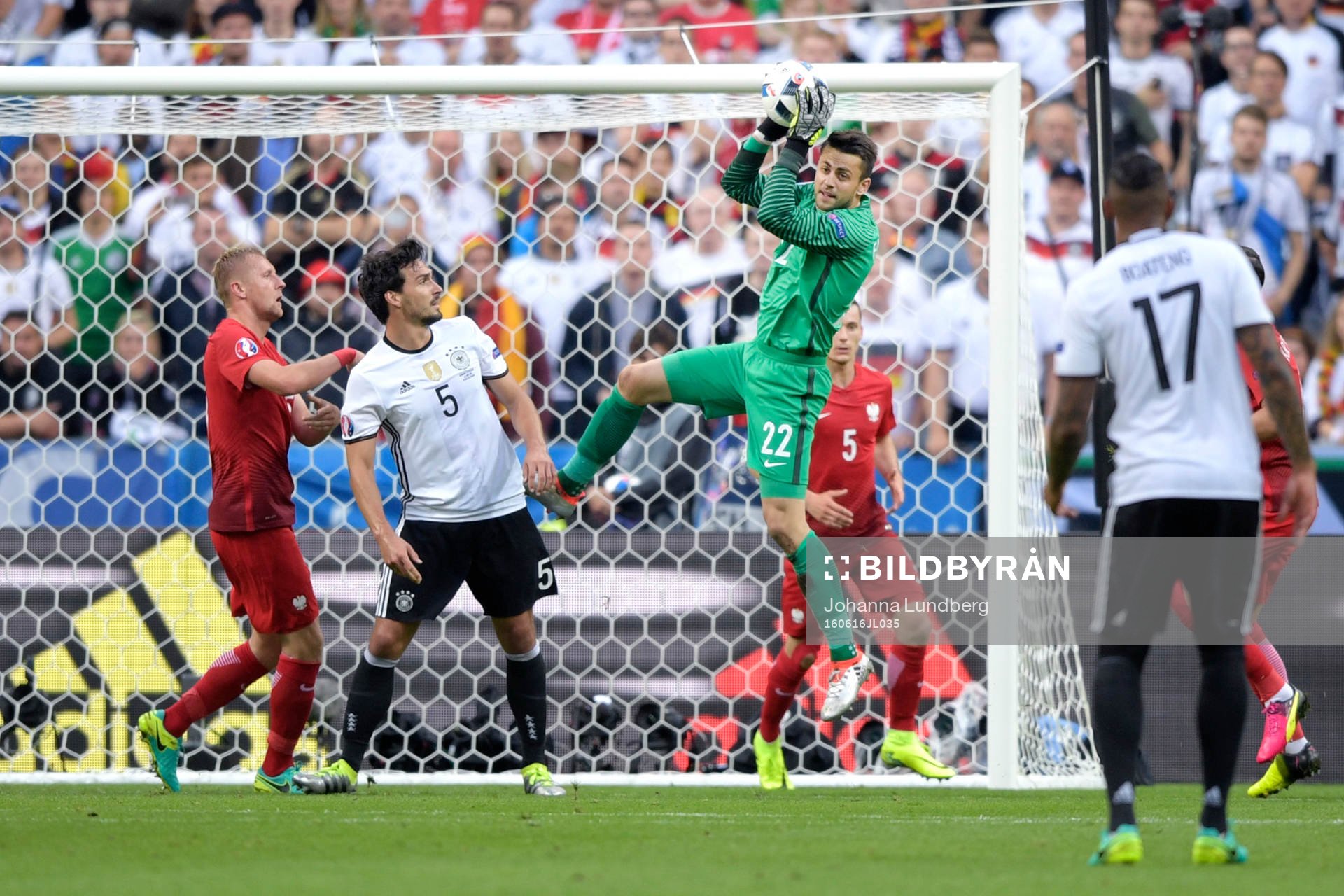 Polens målvakt Lukasz Fabianski räddar bollen i