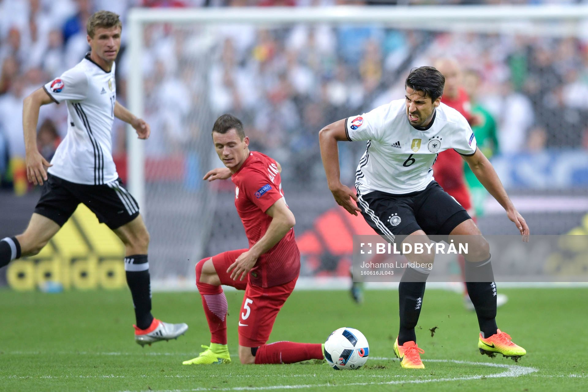 Tysklands Sami Khedira (h) får ont