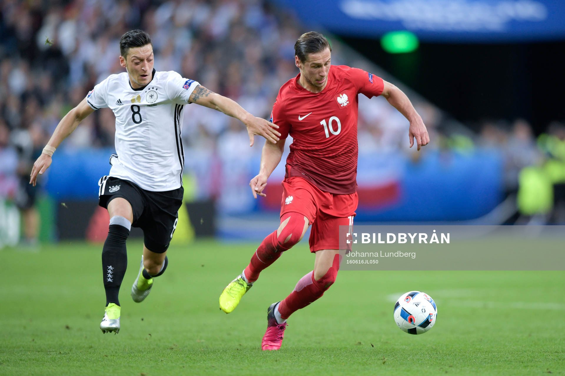 Tysklands Mesut Özil och Polens Grzegorz Krychowiak i