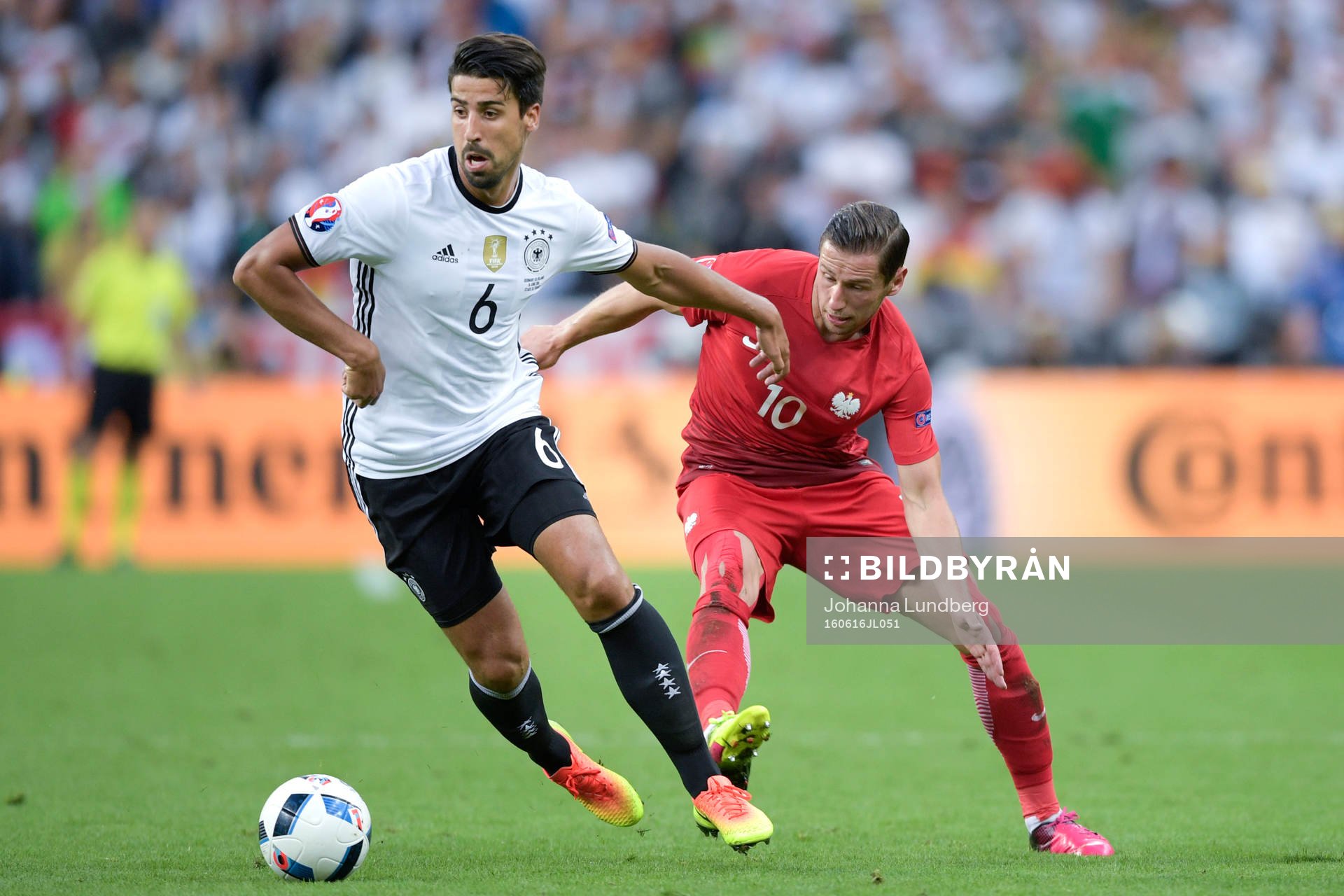Tysklands Sami Khedira och Polens Grzegorz Krychowiak i