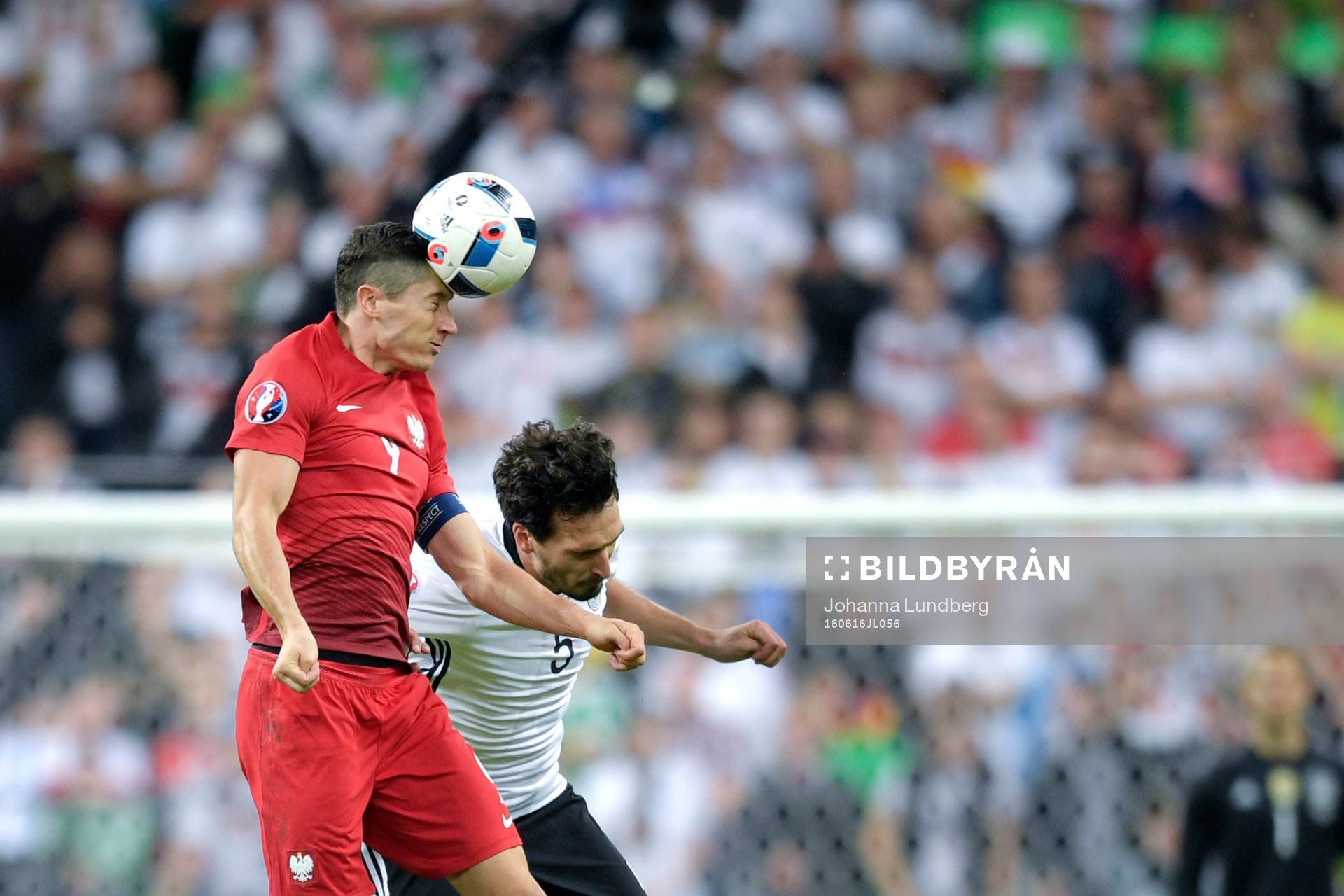 Polens Robert Lewandowski i nickduell med Tysklands Mats Hummels i fotbollsmatchen mellan Tyskland och Polen under fotbolls-EM den 16 juni 2016 i Saint-Denis.